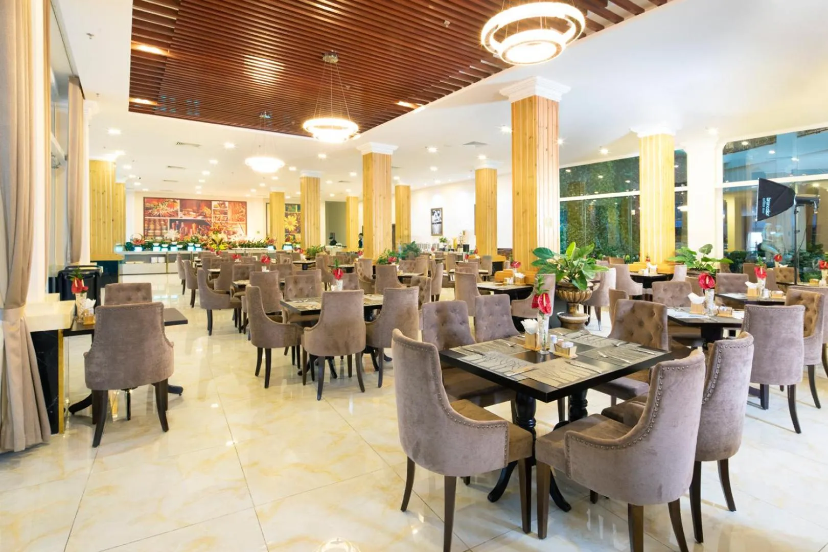 Restaurant/places to eat in Ladalat Hotel