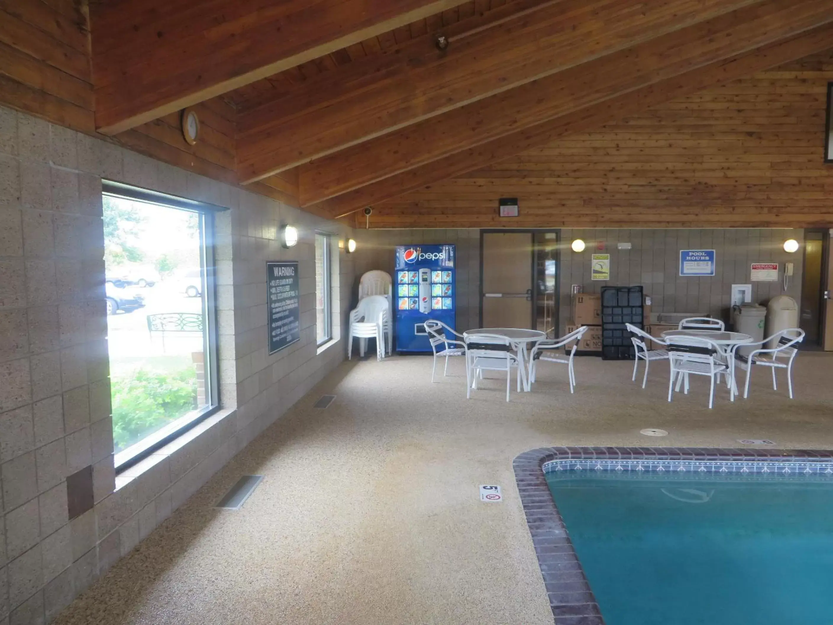 Pool view, Lounge/Bar in AmericInn by Wyndham Worthington