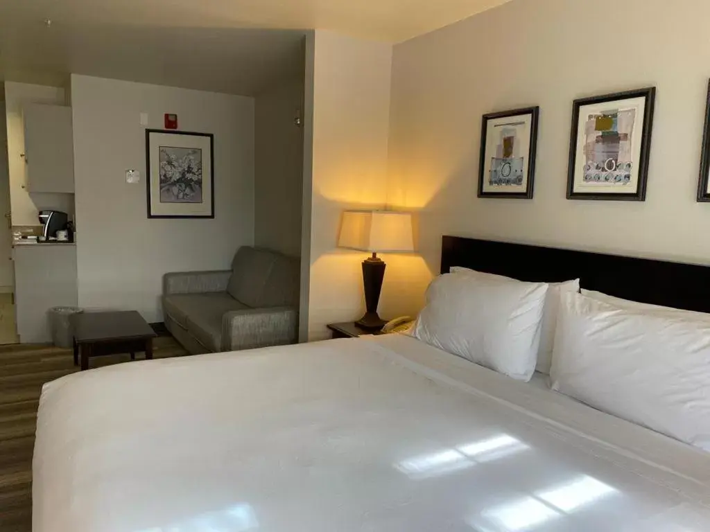 Bedroom, Bed in Hotel Marguerite Anaheim - Garden Grove, Trademark Collection