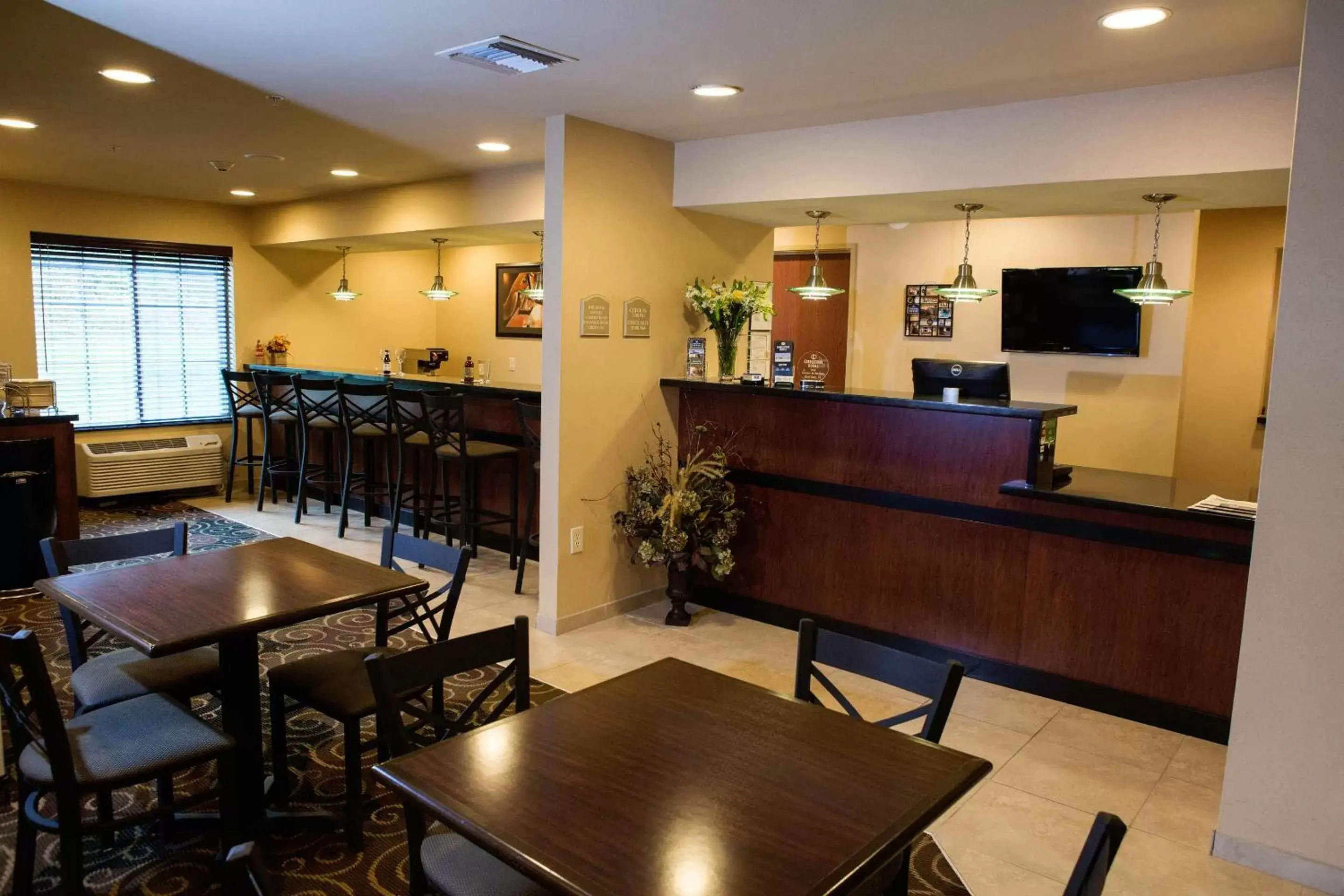 Lobby or reception in Cobblestone Hotel & Suites - Knoxville
