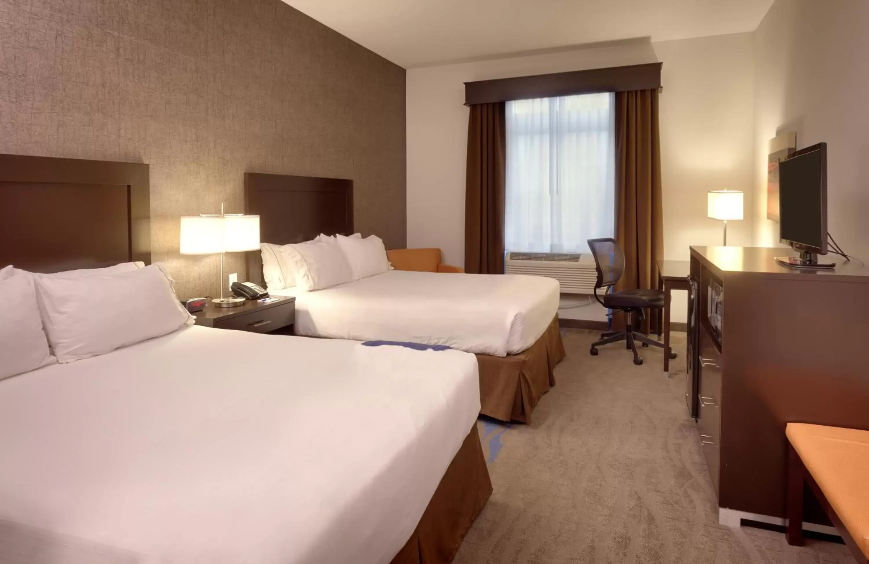 Bedroom, Bed in Holiday Inn Express & Suites Overland Park, an IHG Hotel