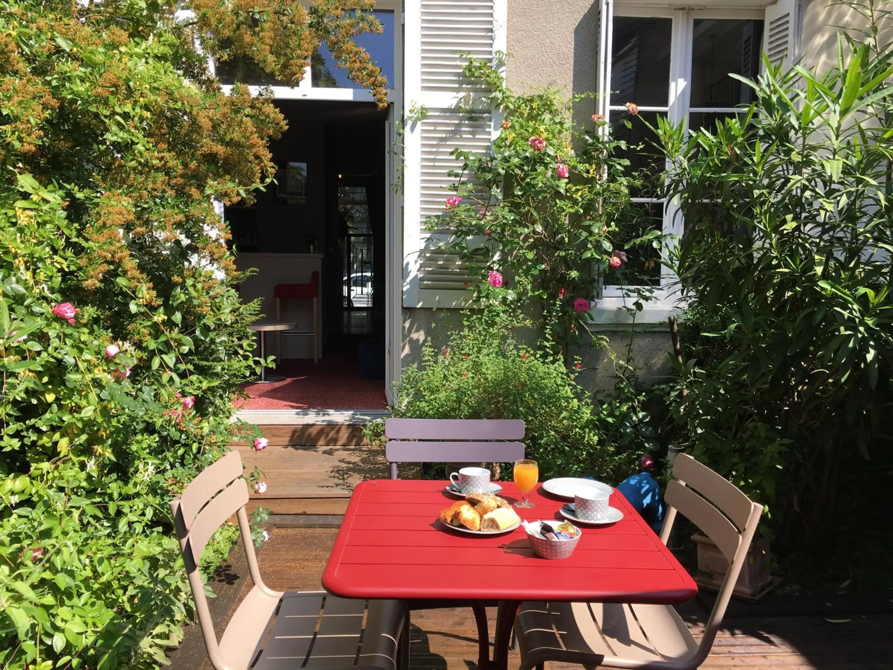 Patio in Hotel Mirabeau