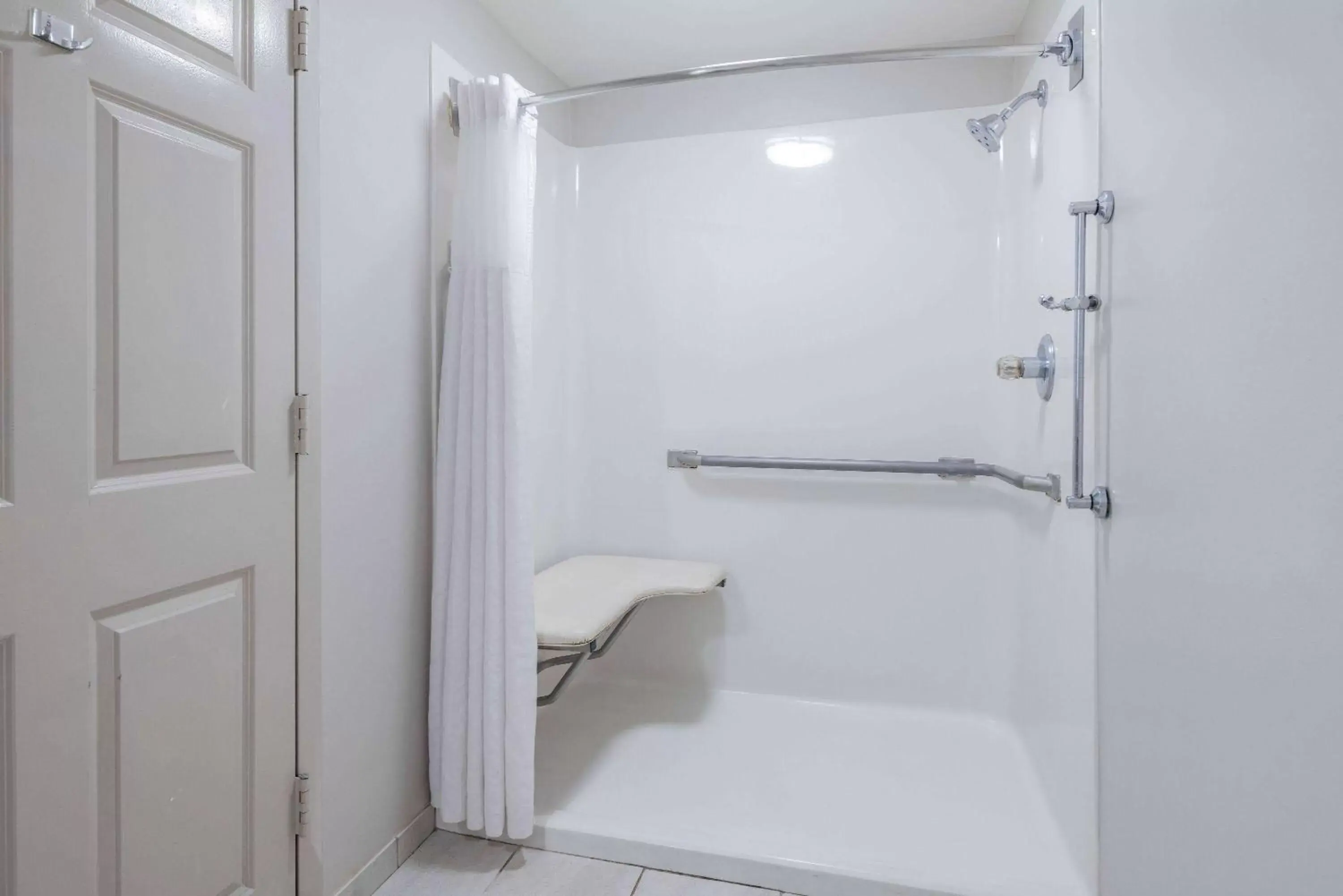 Shower, Bathroom in Days Inn & Suites by Wyndham Savannah Midtown