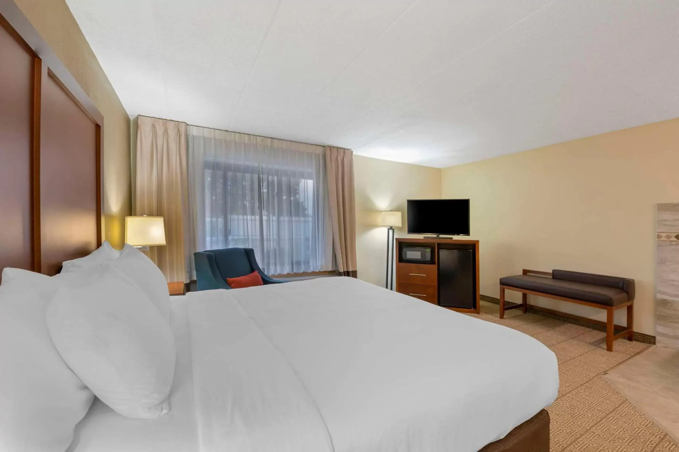 Bedroom, Bed in Comfort Inn & Suites North at the Pyramids