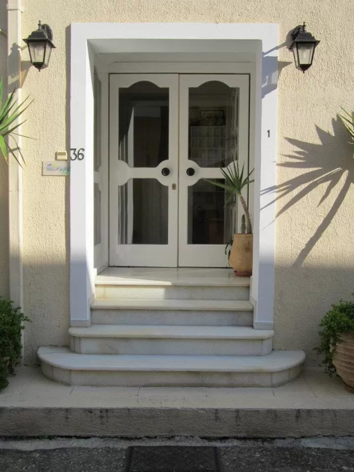 Facade/entrance in King A