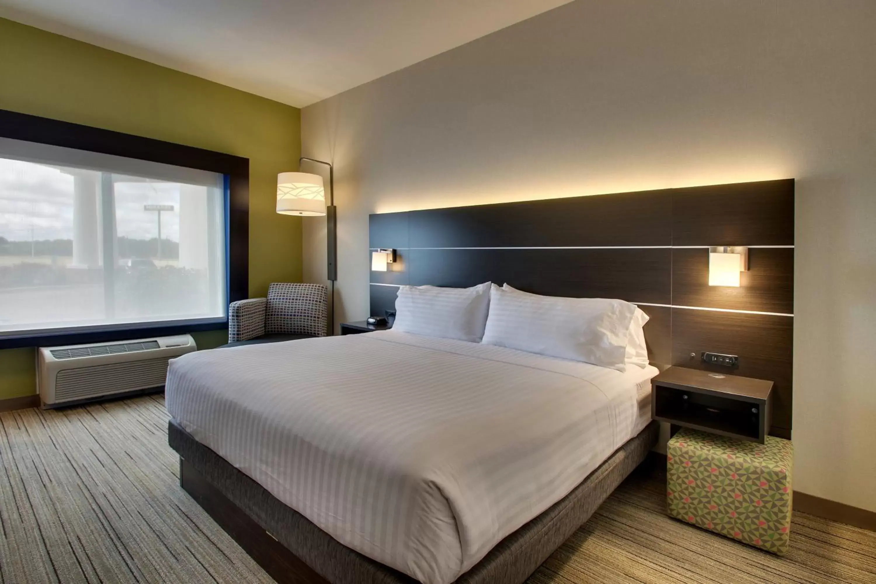 Photo of the whole room, Bed in Holiday Inn Express Hotel & Suites Morris, an IHG Hotel