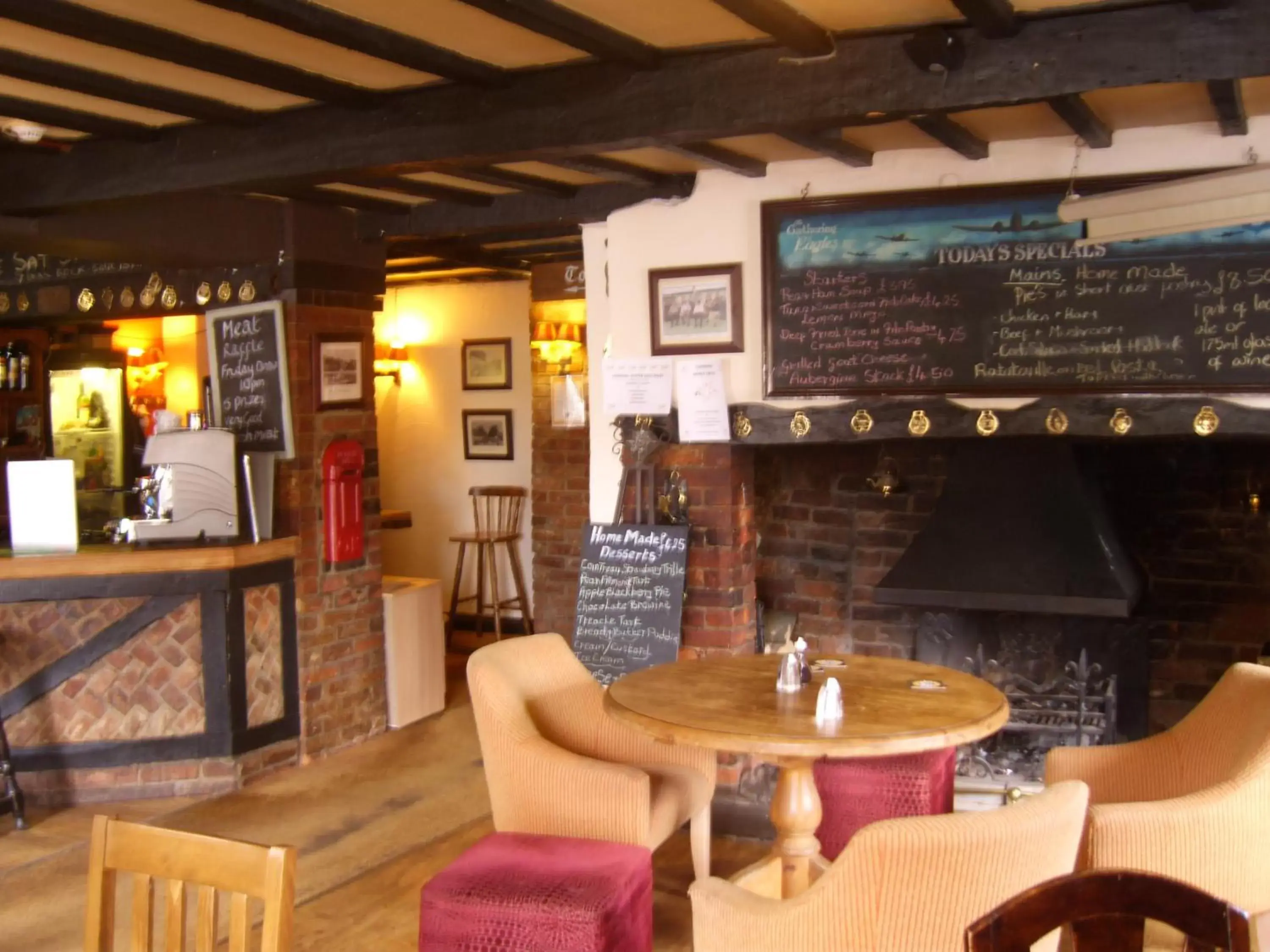 Lounge or bar, Lounge/Bar in The Crown Aldbourne