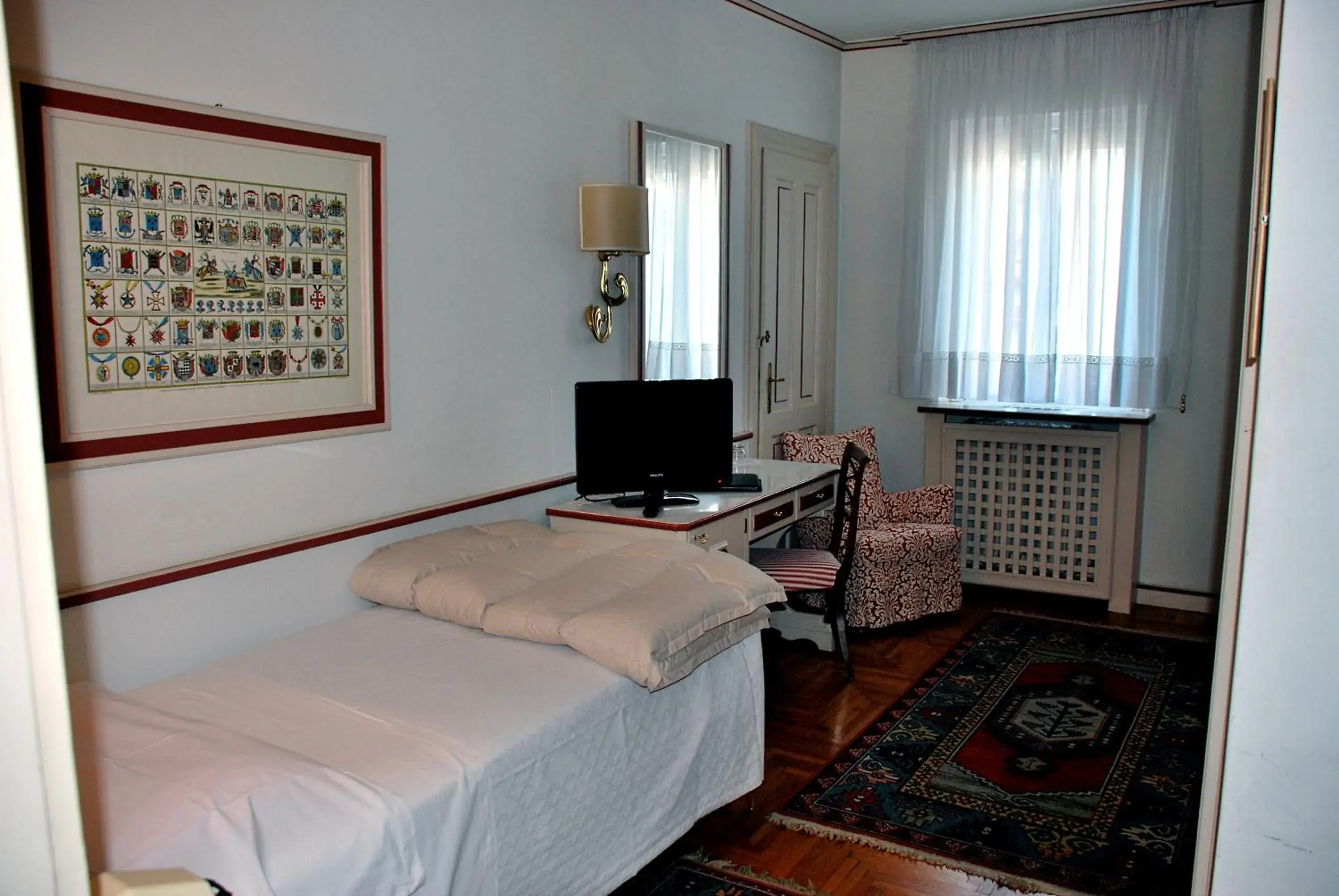 Bedroom, TV/Entertainment Center in Hotel De La Poste