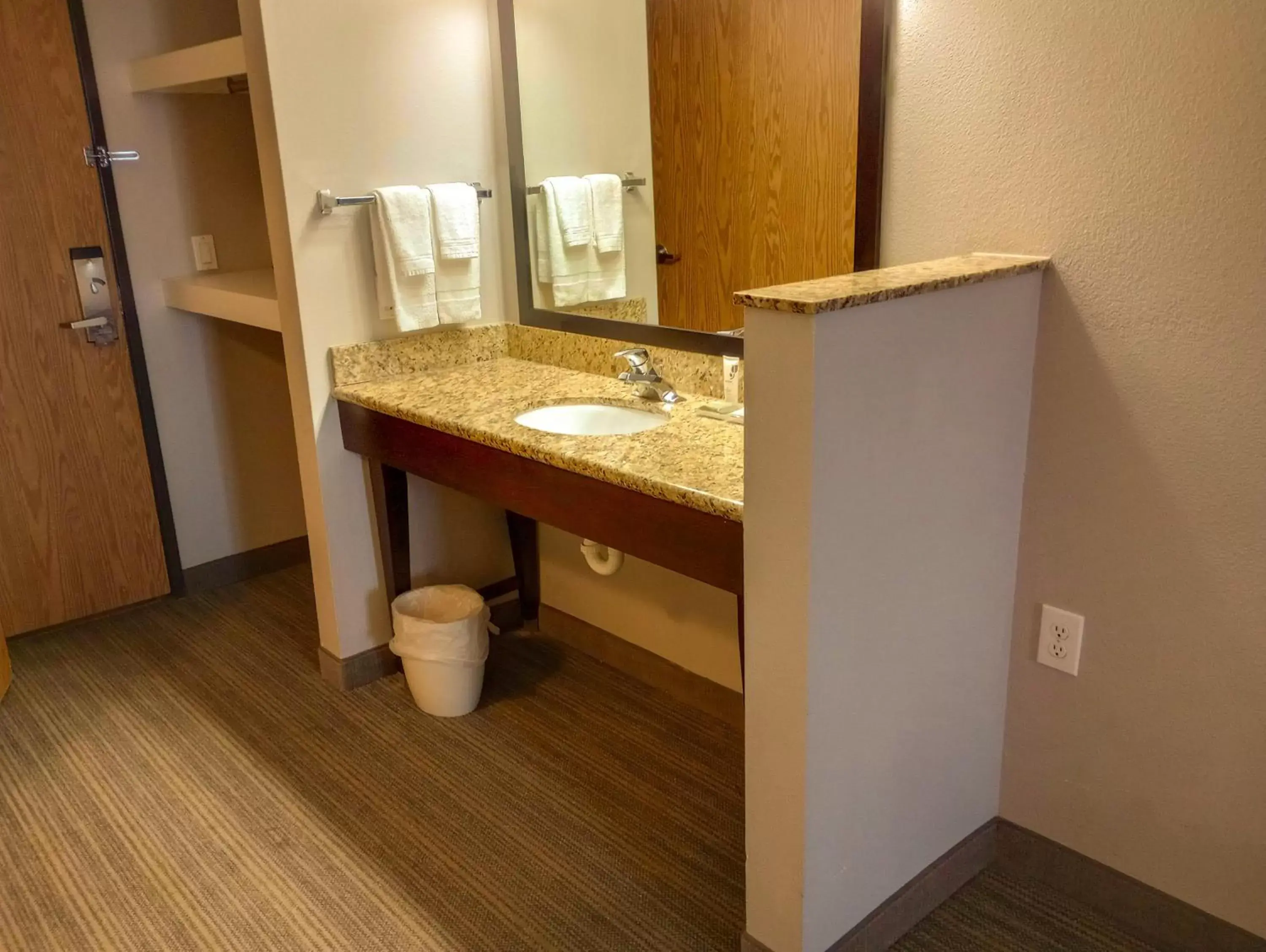 Bathroom in Country Inn & Suites by Radisson, Portland International Airport, OR