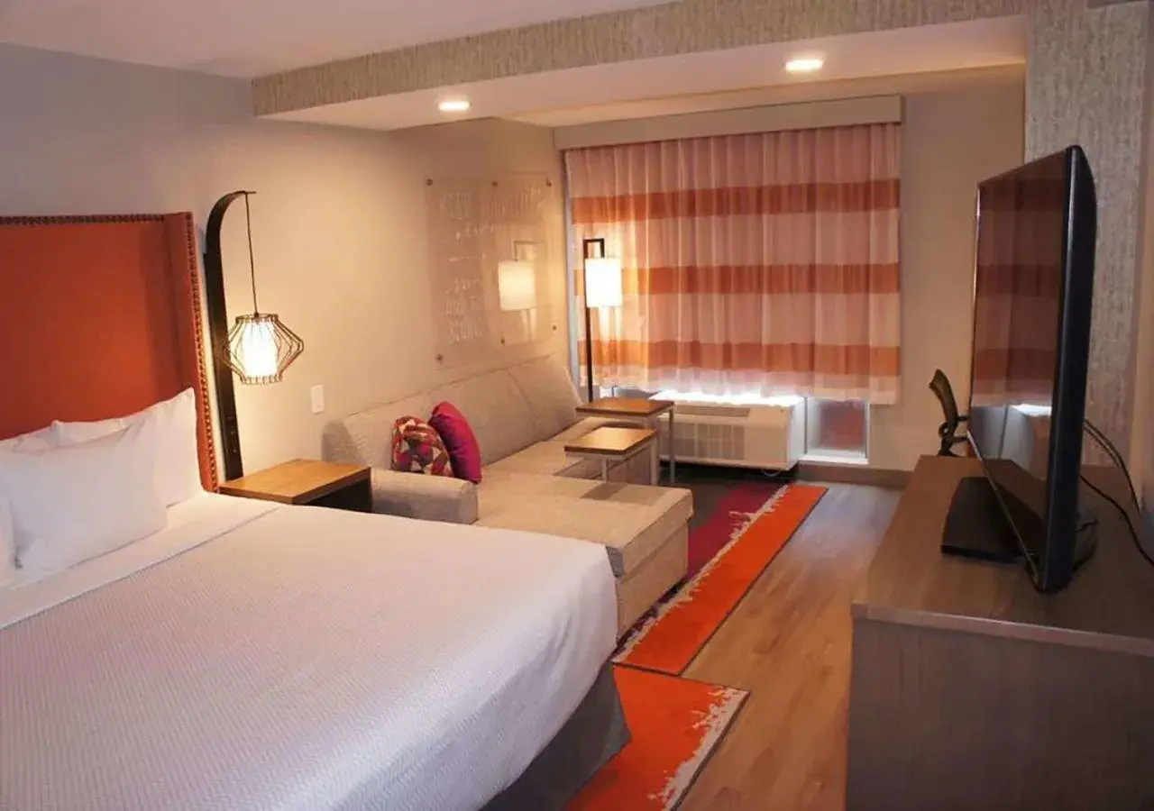 Bedroom in La Quinta Inn & Suites by Wyndham Perry