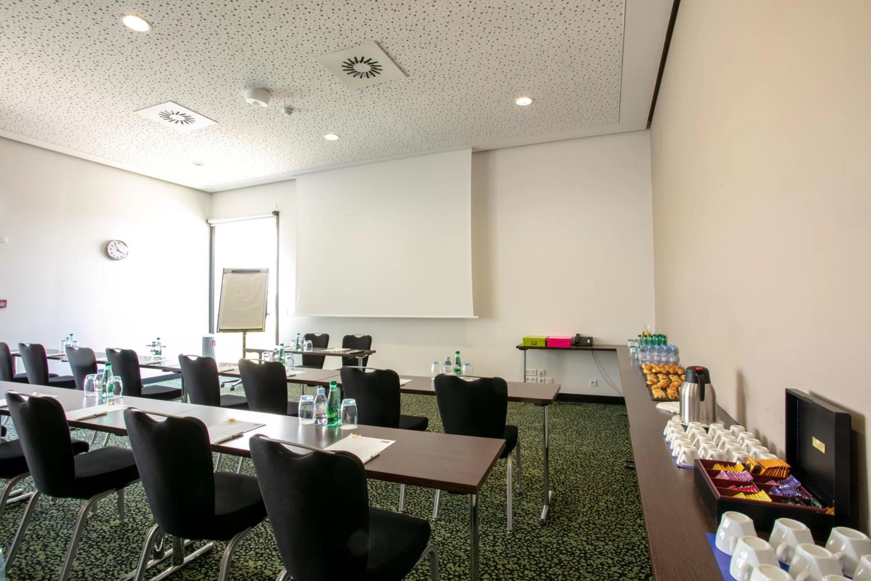 Meeting/conference room in Holiday Inn Express Montpellier - Odysseum by IHG
