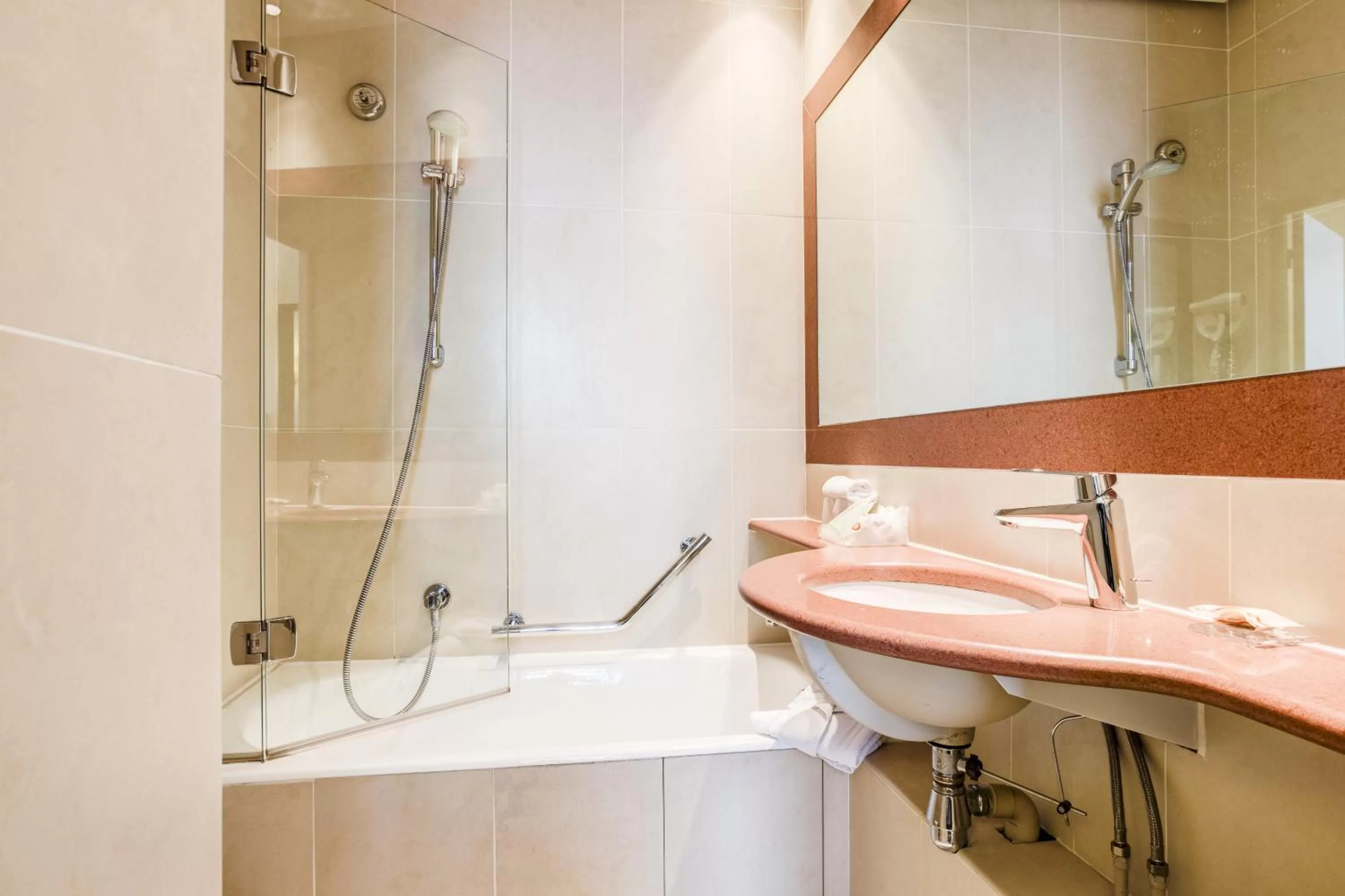 Bathroom in Hôtel Paris Louvre Opéra