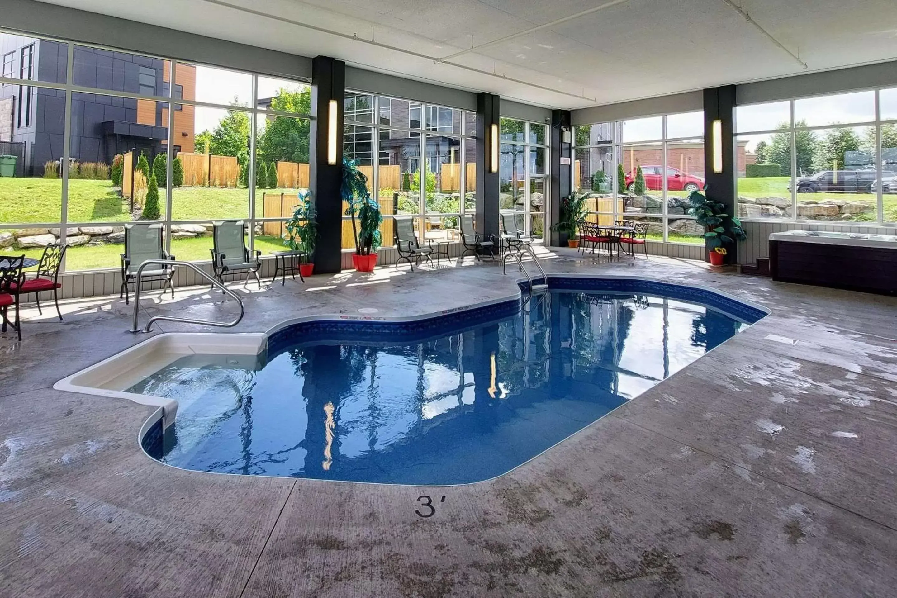 Swimming Pool in Quality Inn & Suites Victoriaville