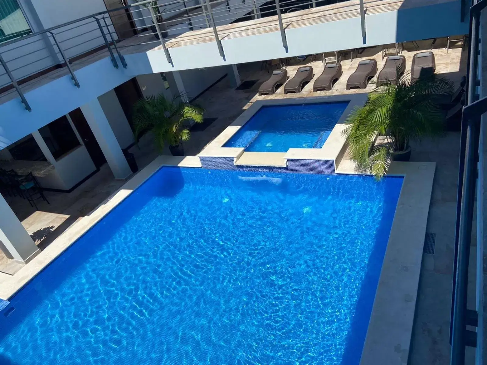 Swimming Pool in Hotel Cayuga