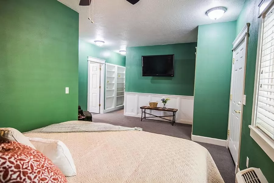 Bed in The Campbell House Inn