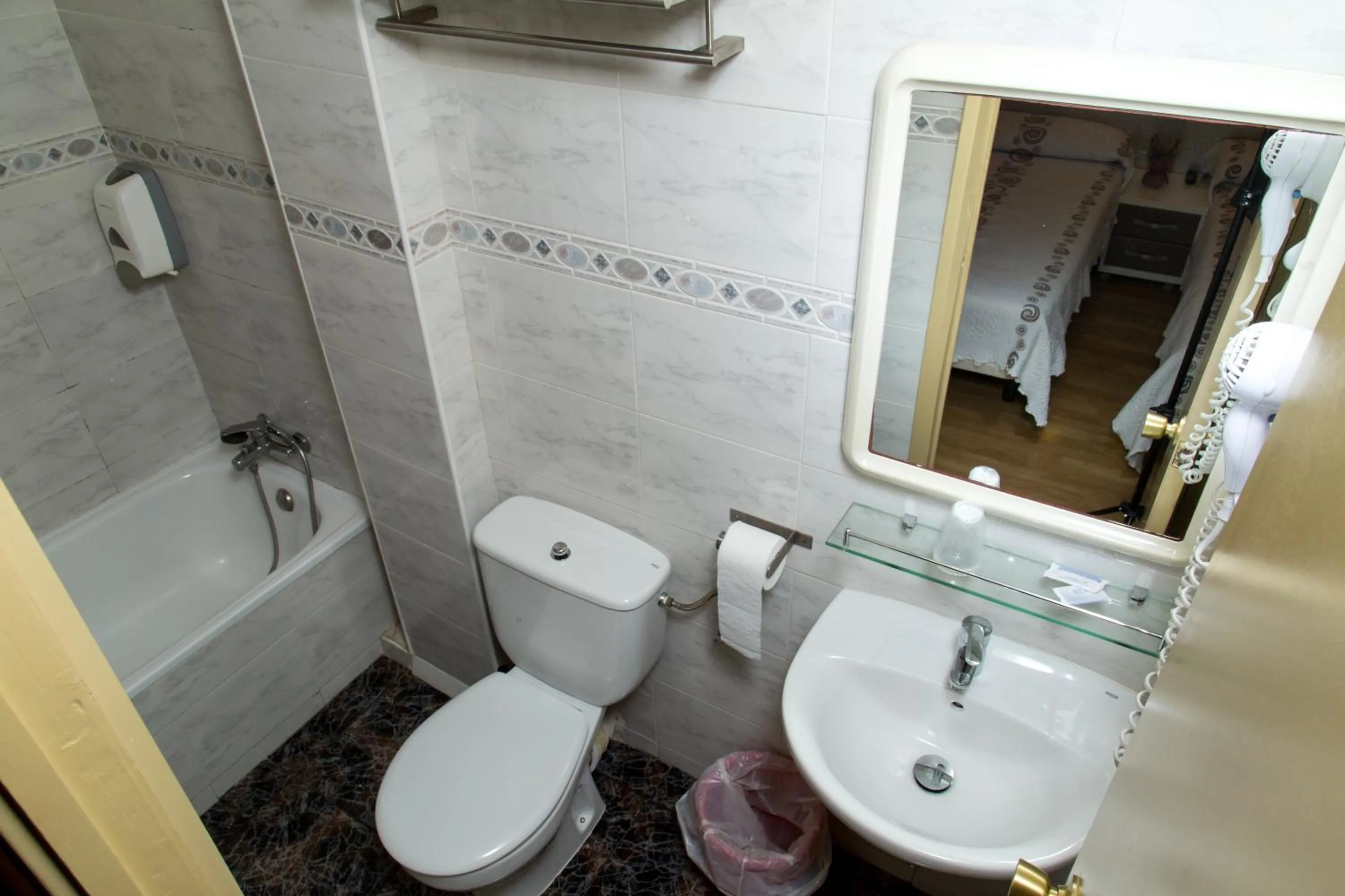 Bathroom in Hostal Barcelona