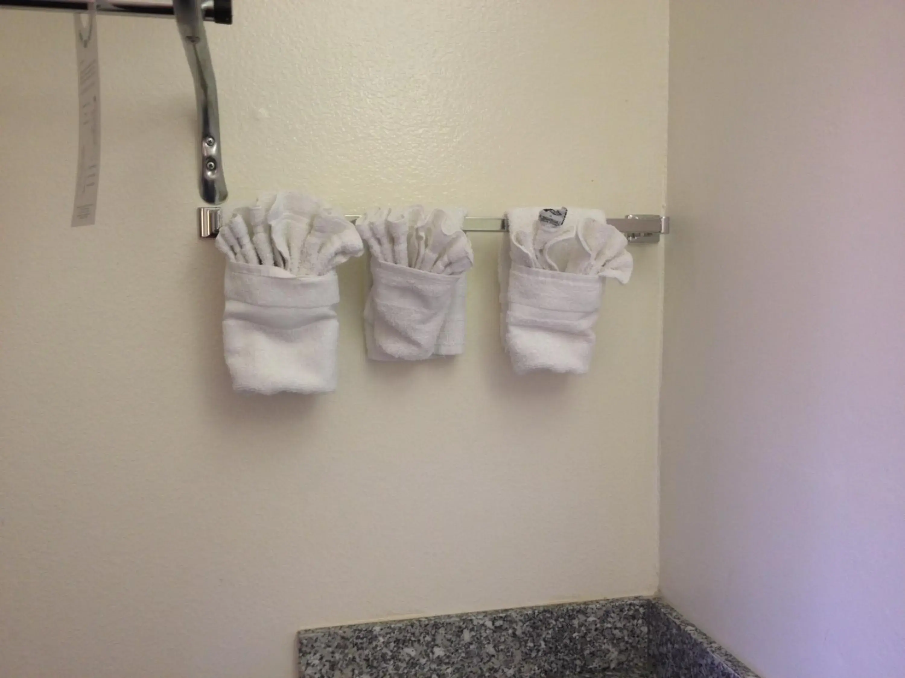 Bathroom, Bed in Riverside Inn & Suites