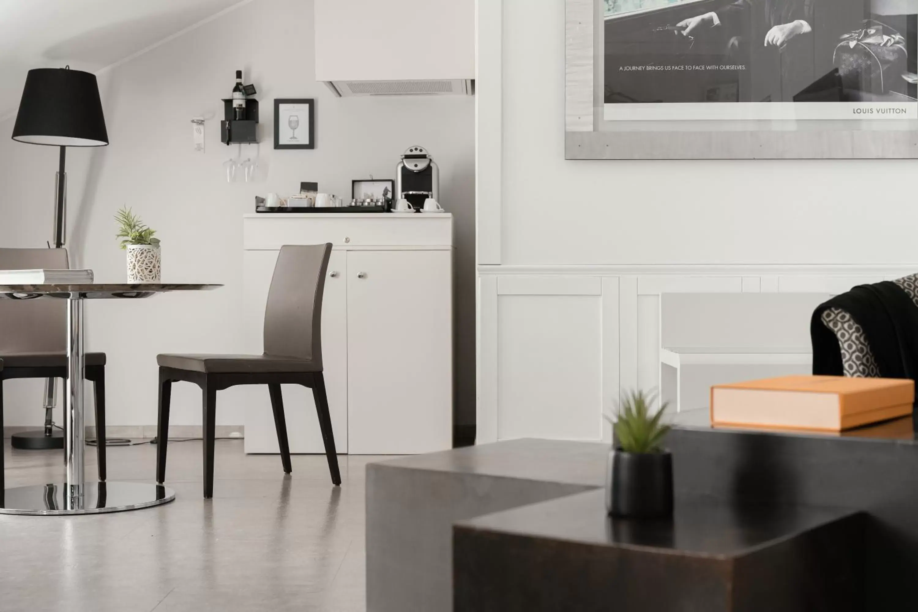 Dining area, Kitchen/Kitchenette in Montenapoleone Suites