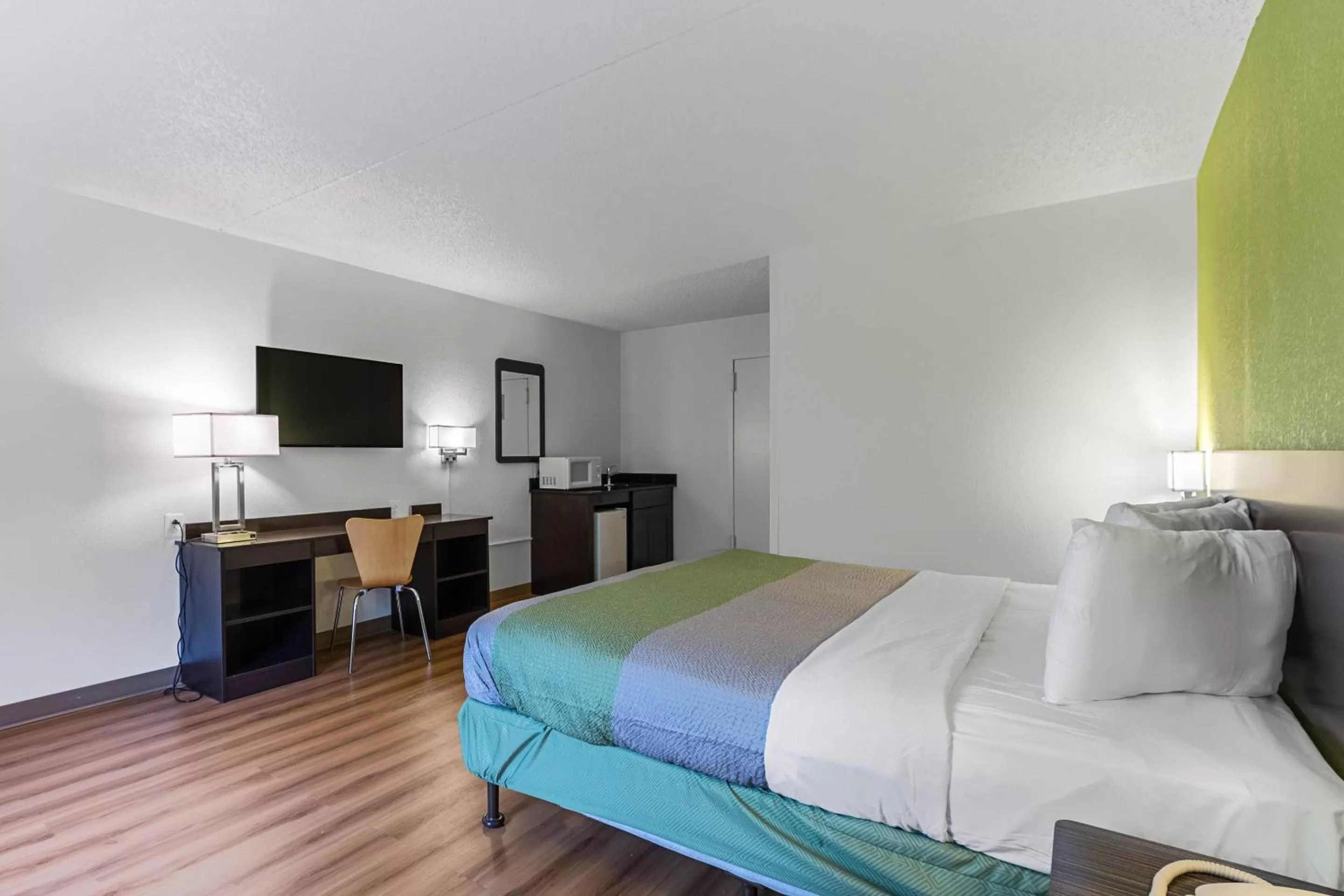 Bedroom, Bed in Motel 6-Warminster, PA