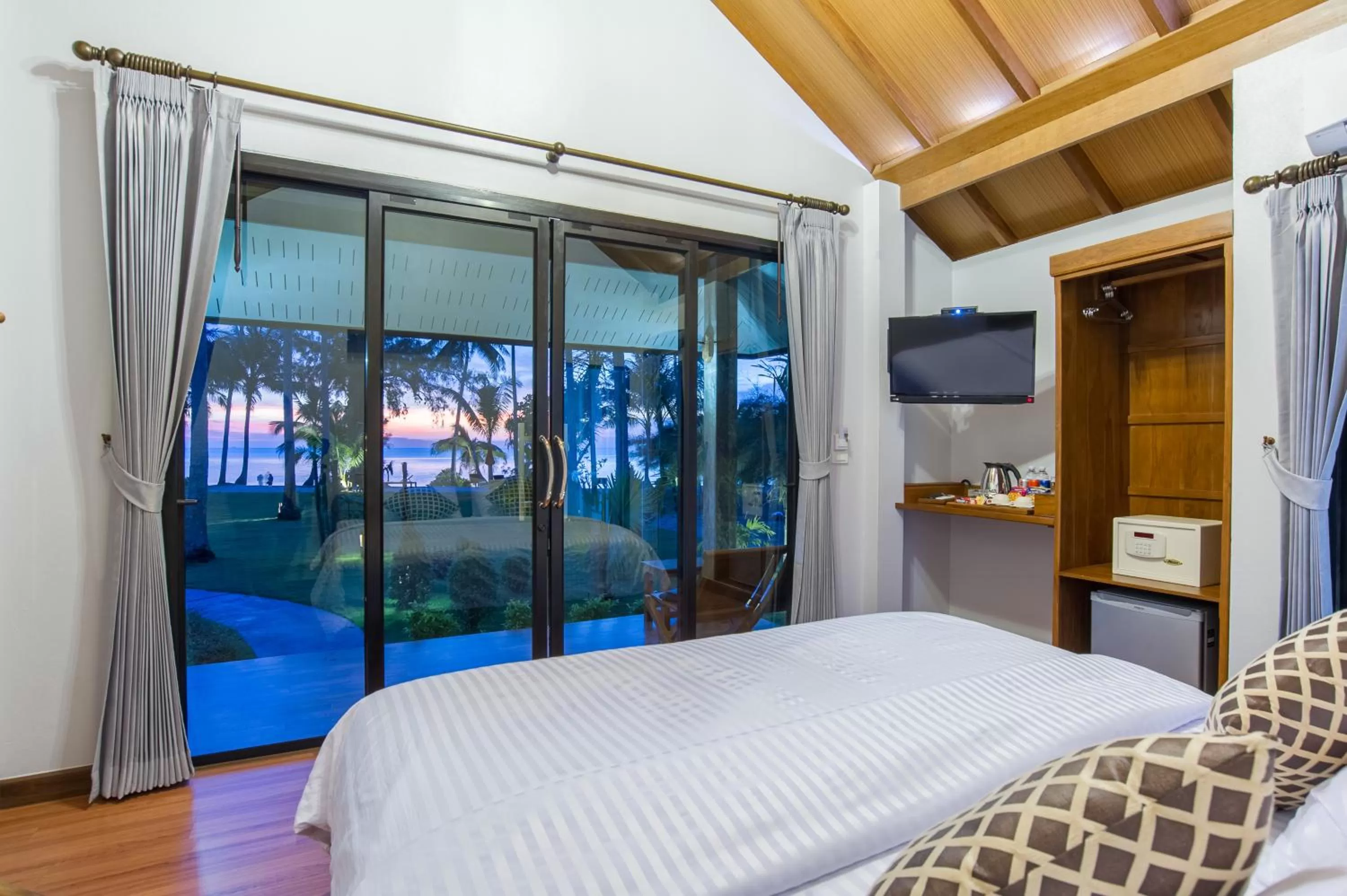 Bedroom, Bed in Medee Resort