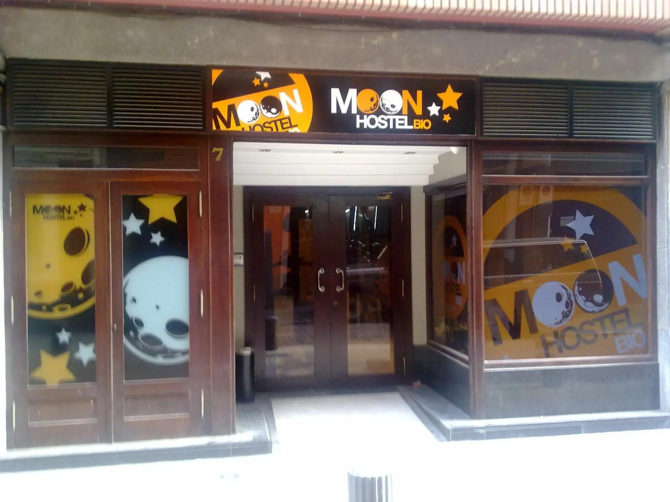 Facade/entrance in Moon Hostel Bio