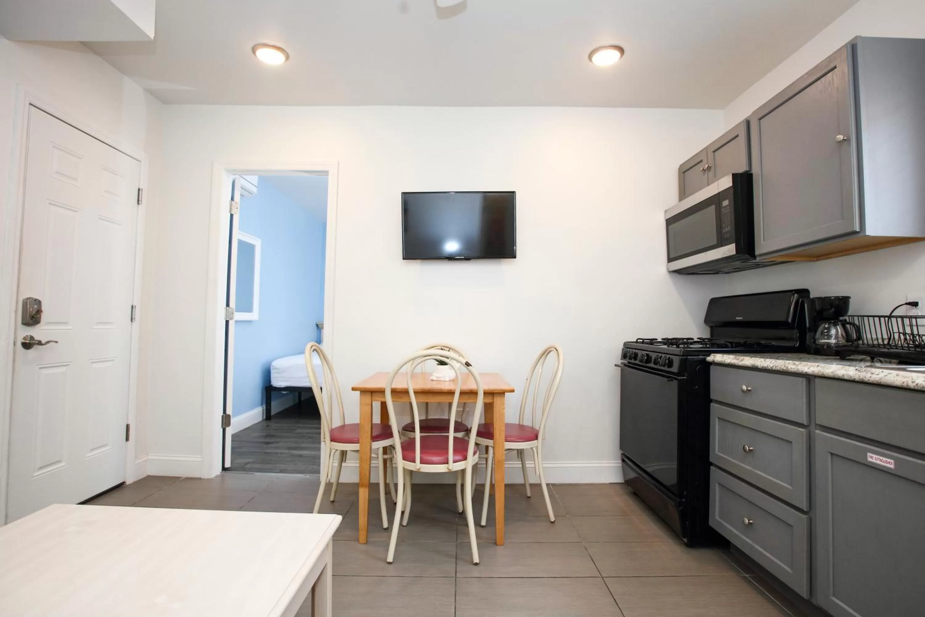 Kitchen or kitchenette, Dining Area in Garfield Beach House