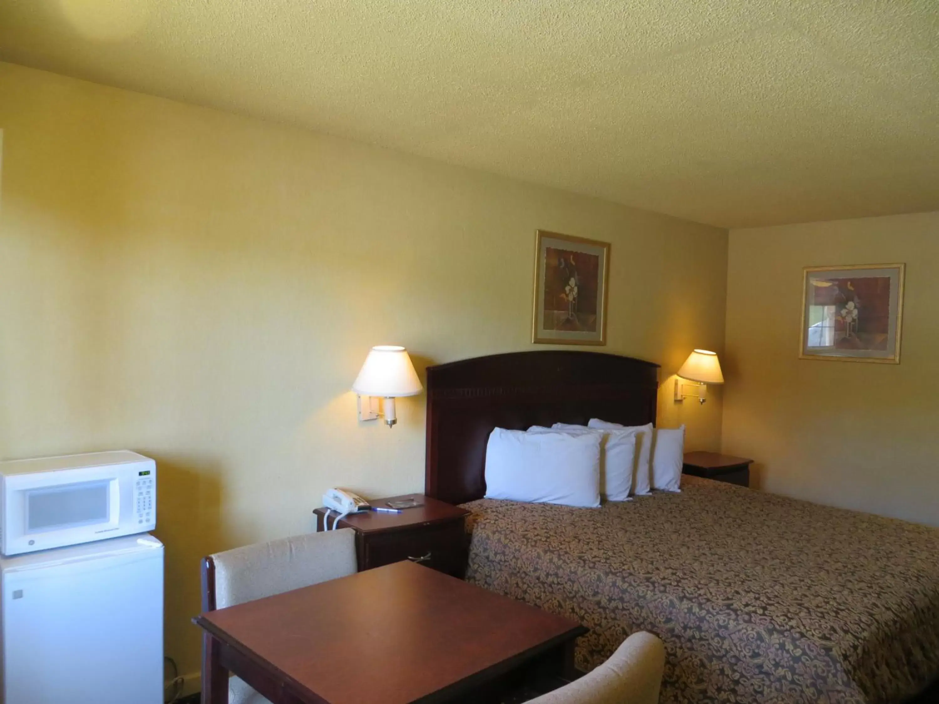 Photo of the whole room, Bed in Welcome Inn