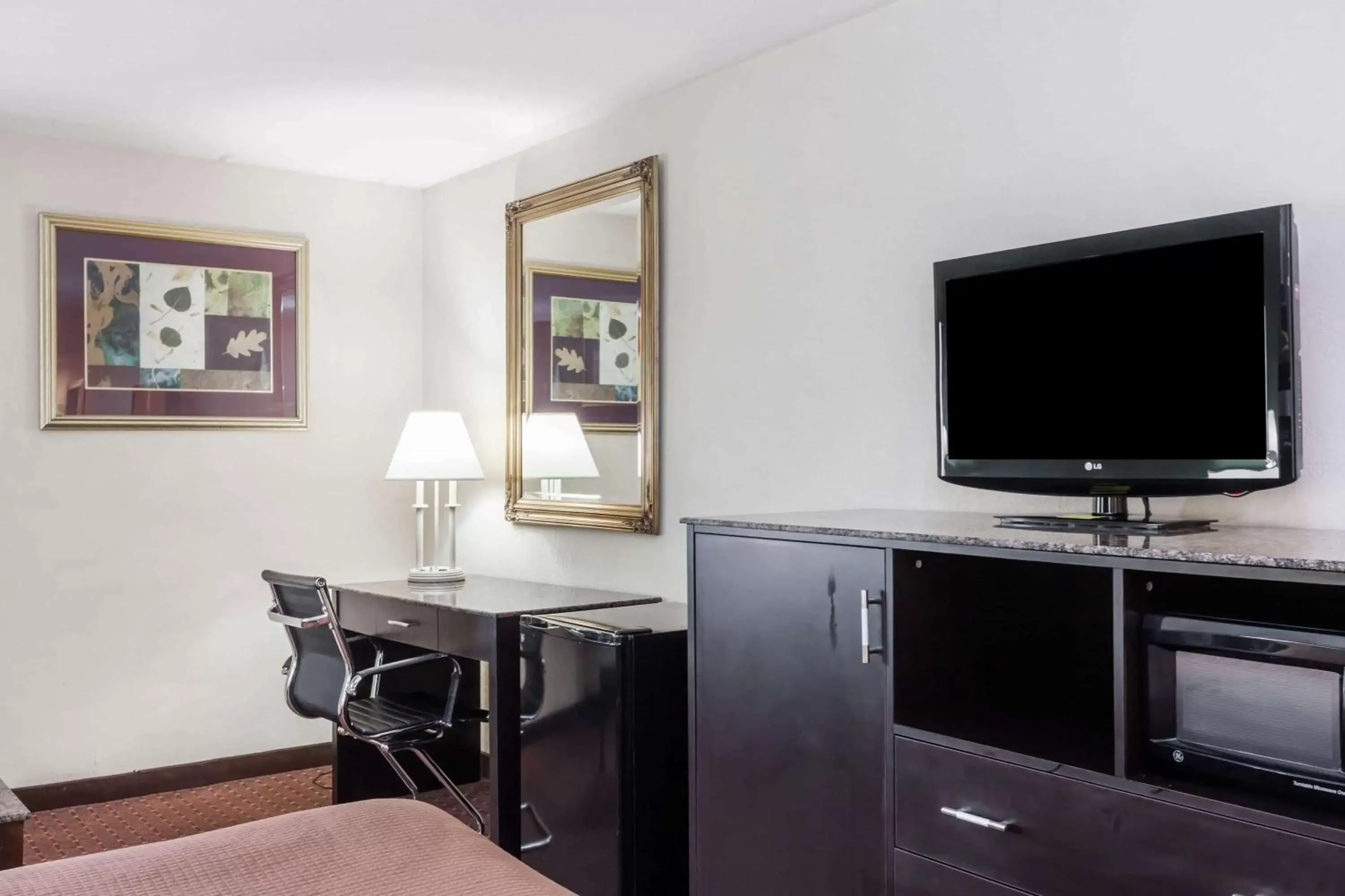 Photo of the whole room, TV/Entertainment Center in Howard Johnson by Wyndham Newark Airport