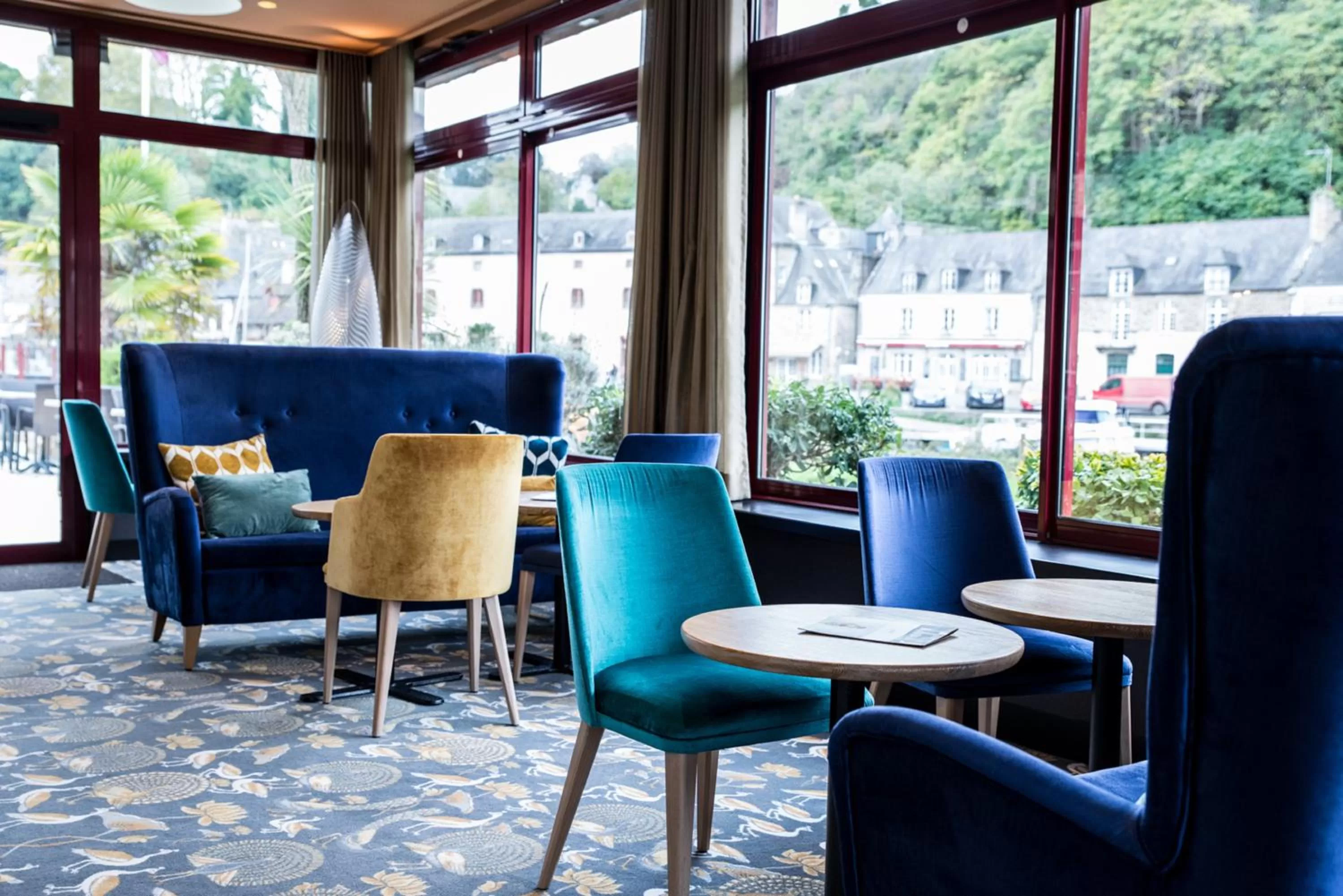 Lounge or bar in Mercure Dinan Port Le Jerzual