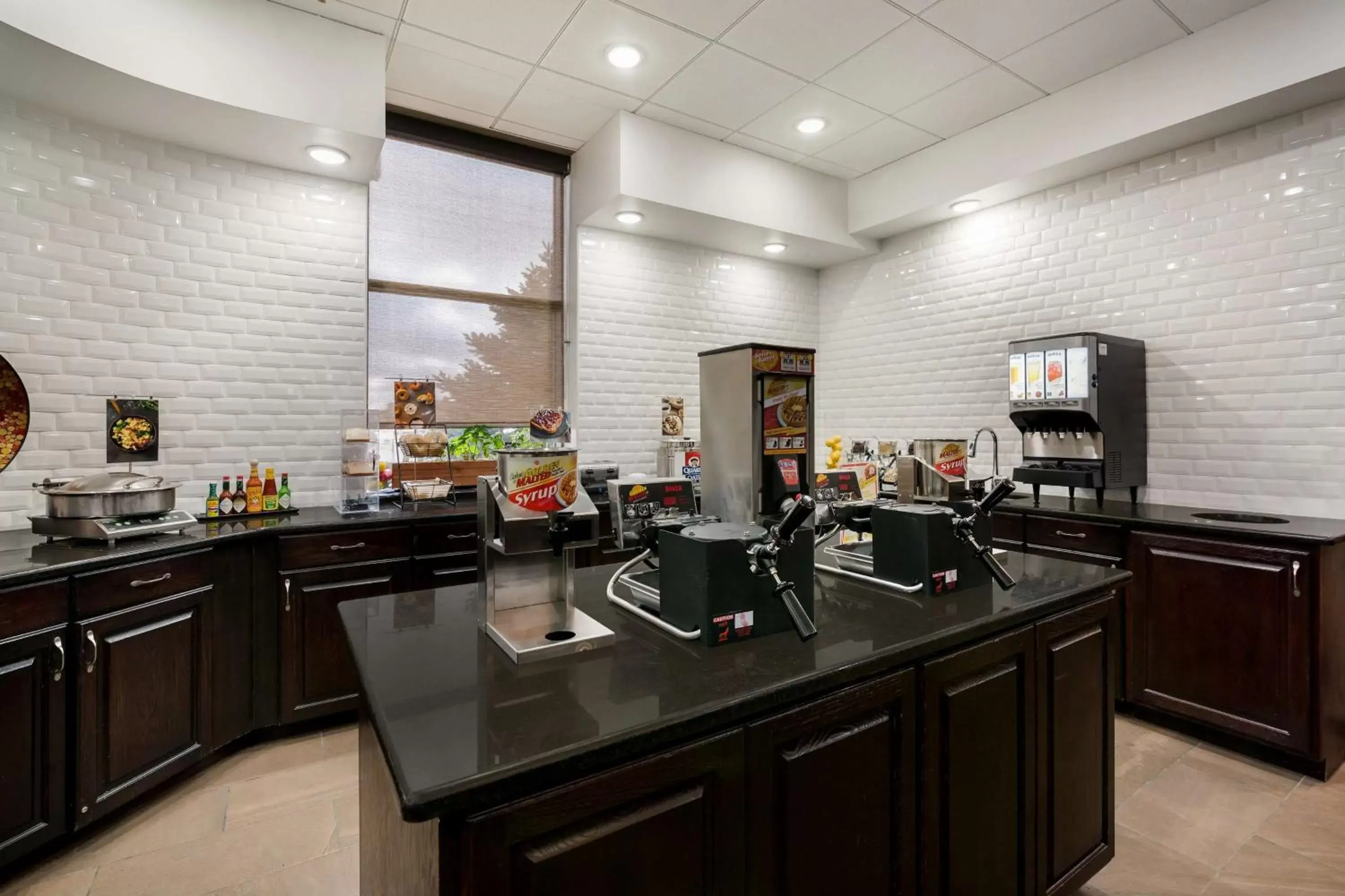 Restaurant/places to eat, Kitchen/Kitchenette in Revel Hotel Minot - SureStay Collection by Best Western