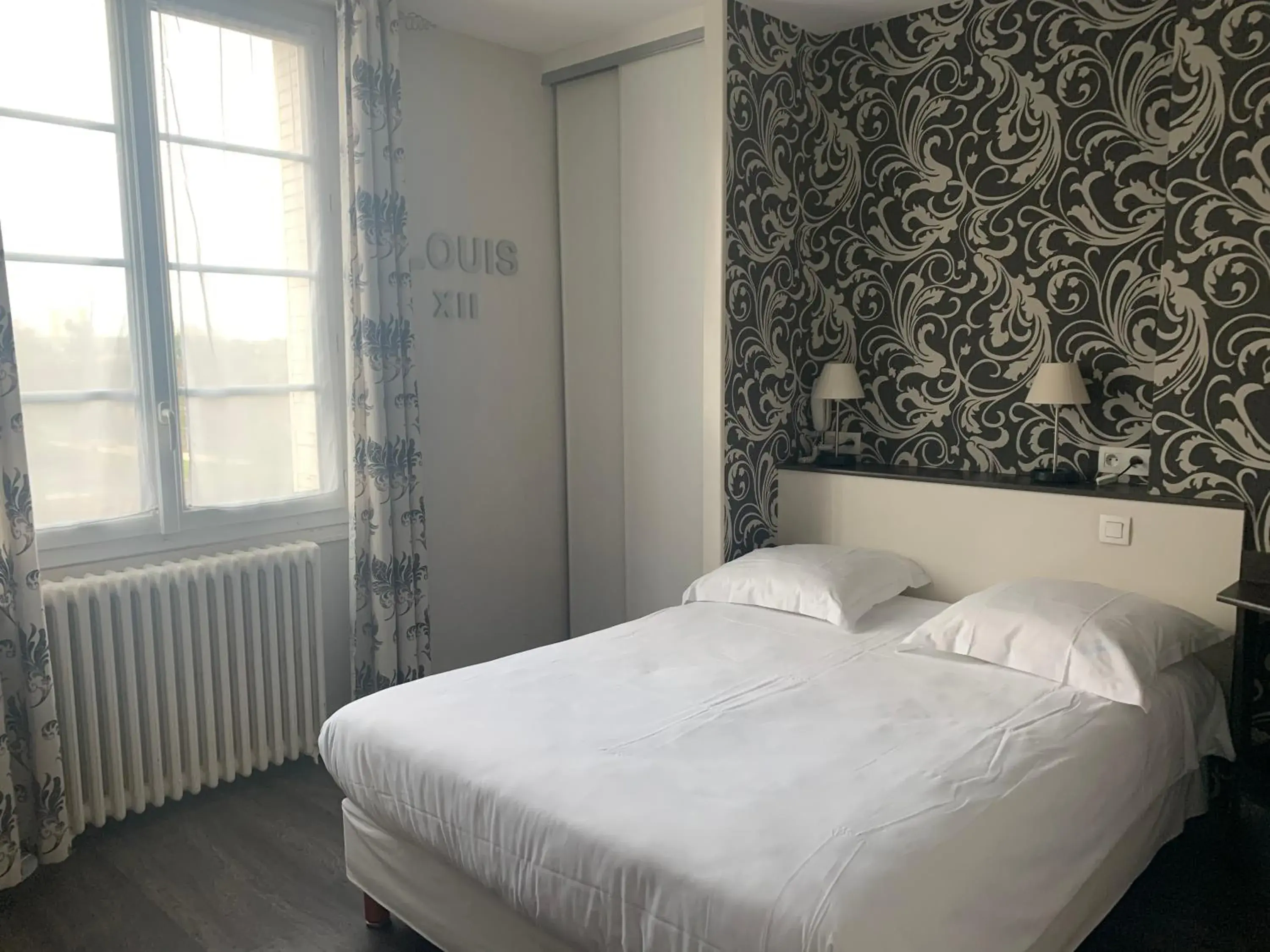 Chambre double PMR (RdC sur rue / groundfloor on street side) 14m2 in Hotel Anne De Bretagne BLOIS Chambre double PMR (RdC sur rue / groundfloor on street side) 14m2 in Hotel Anne De Bretagne BLOIS