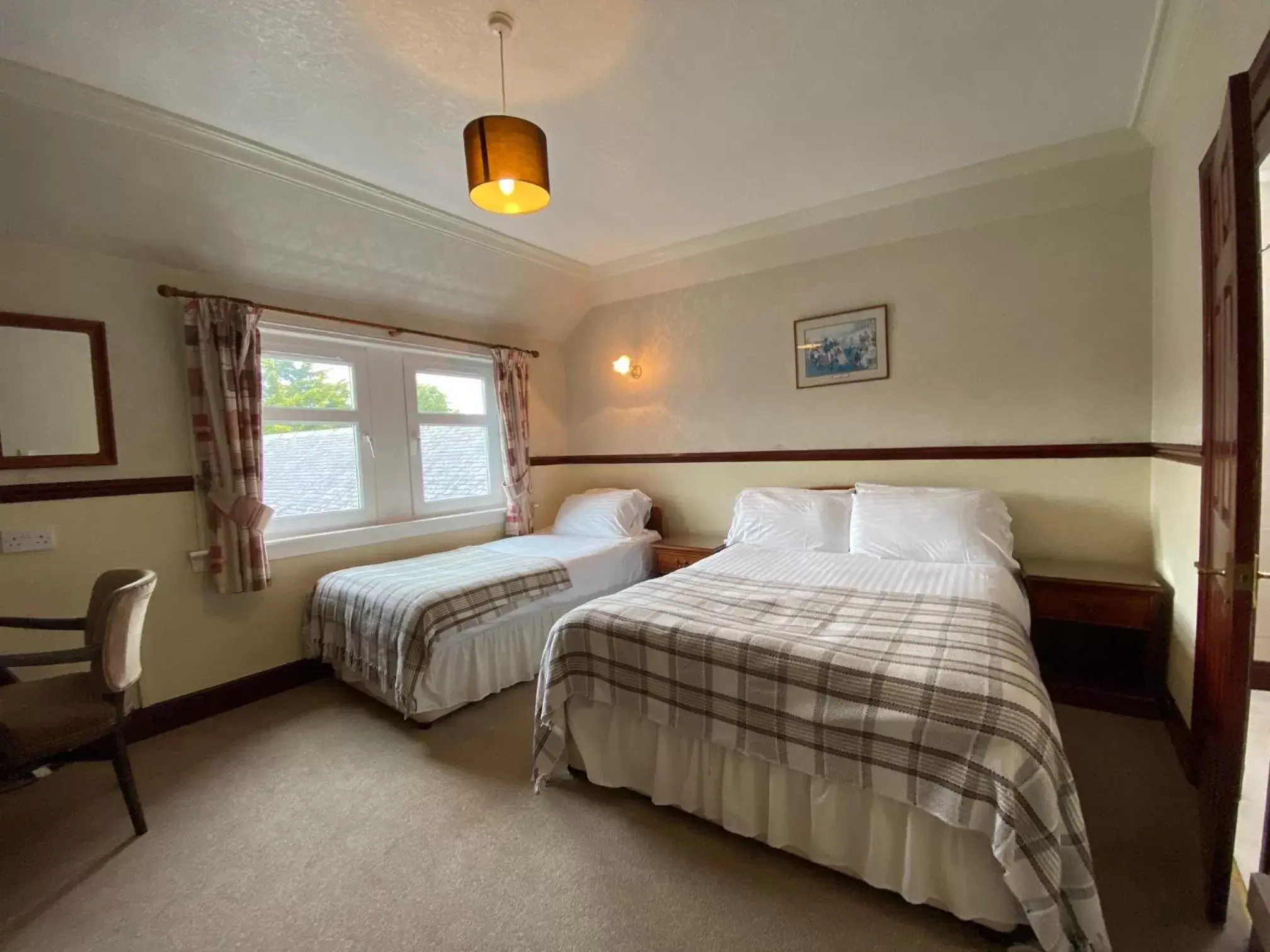 Bedroom, Bed in Kings Arms Hotel