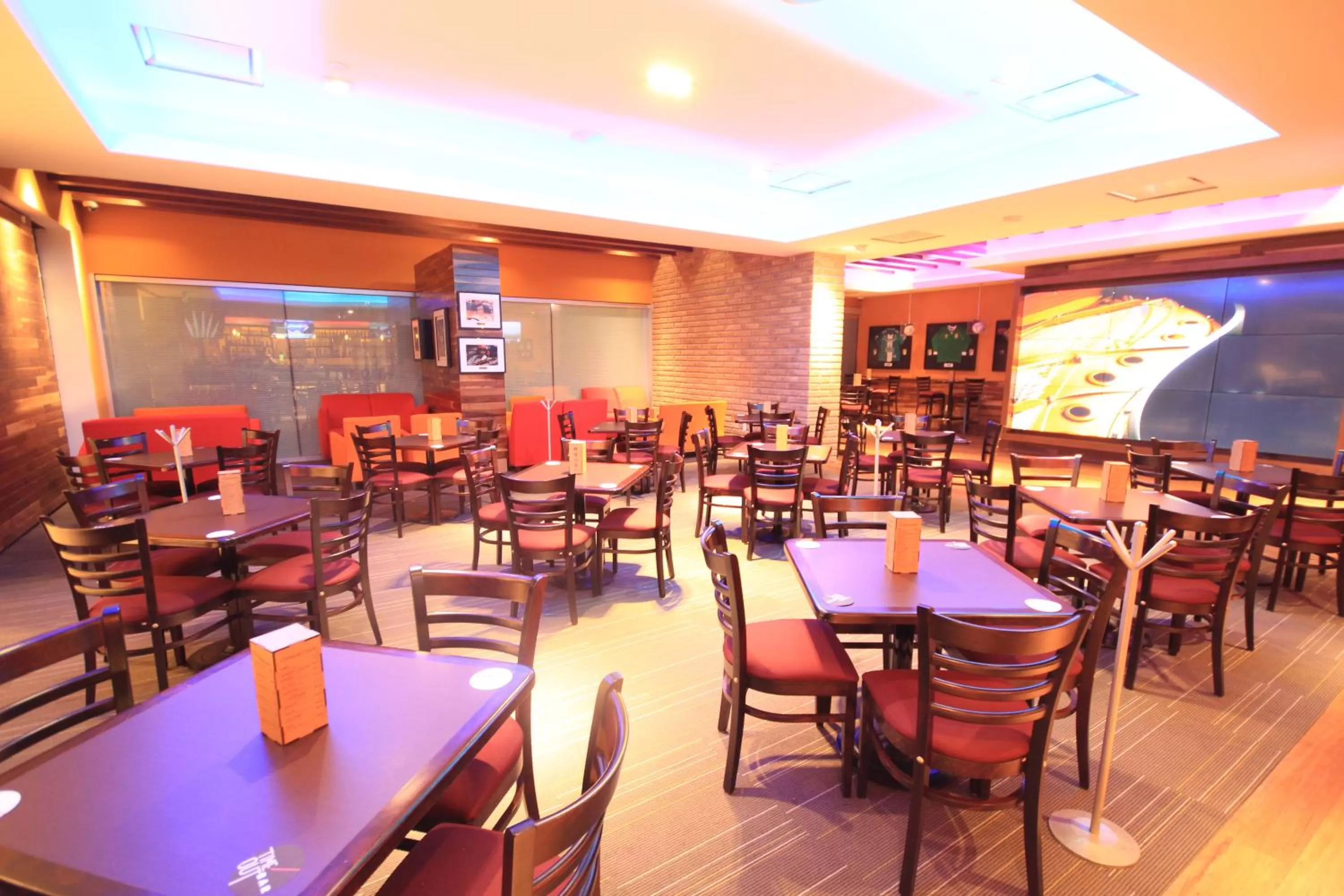 Lounge or bar in Holiday Inn & Suites Plaza Mayor by IHG