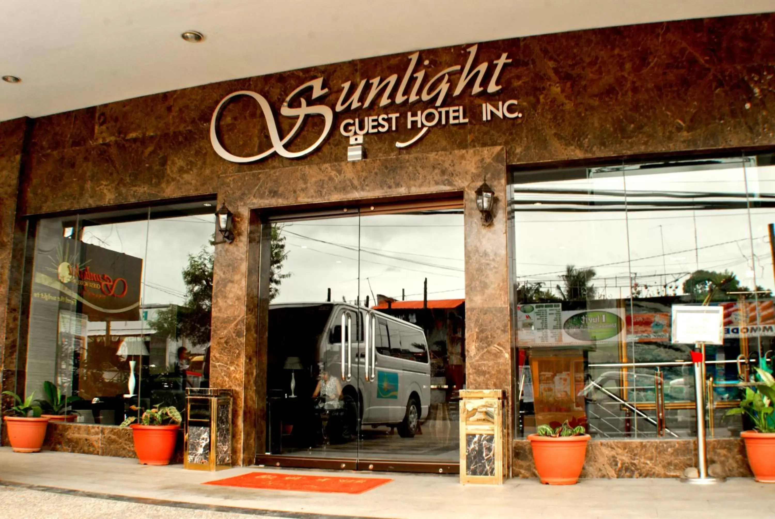 Facade/entrance in Sunlight Guest Hotel