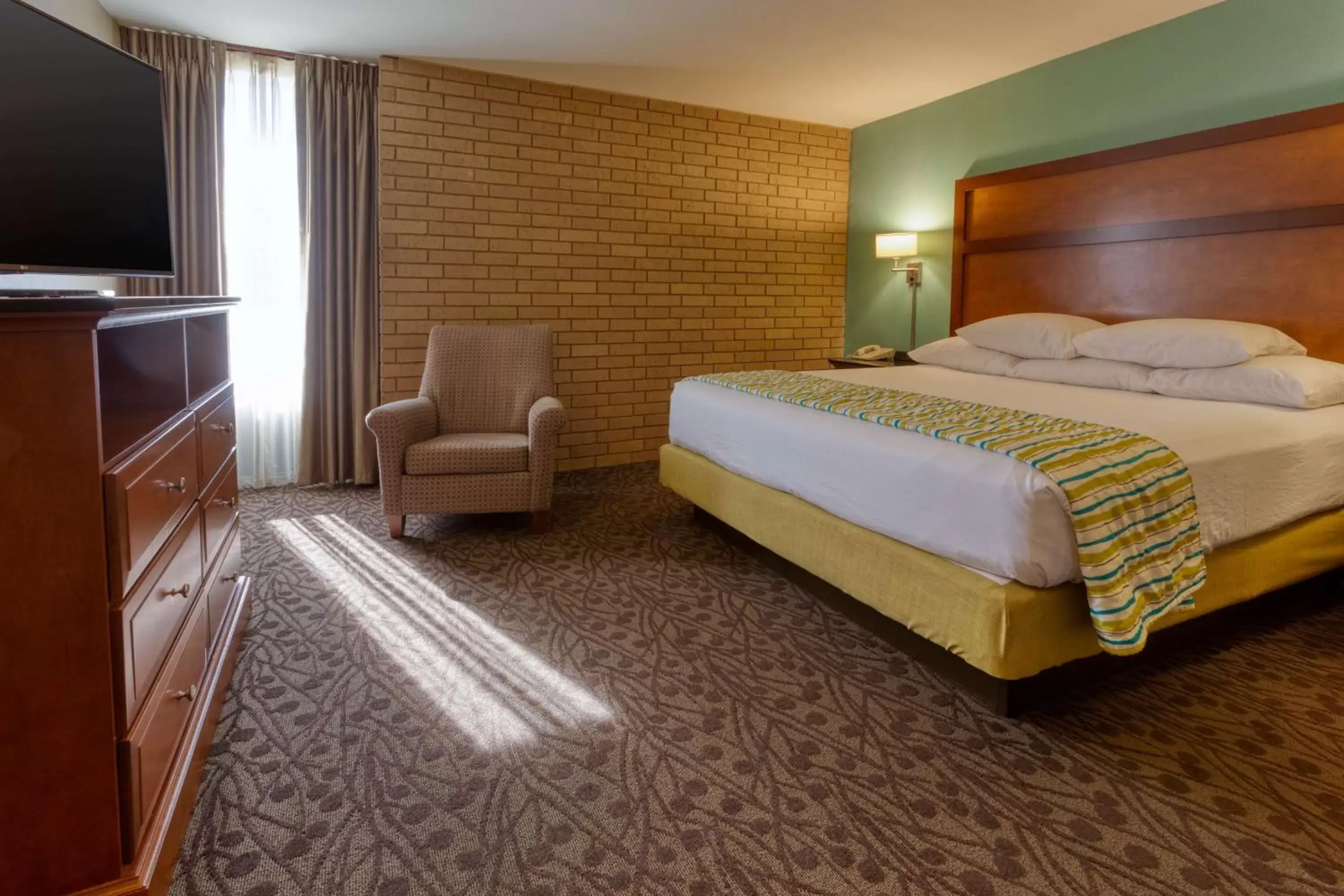Photo of the whole room, Bed in Drury Inn & Suites Atlanta Morrow