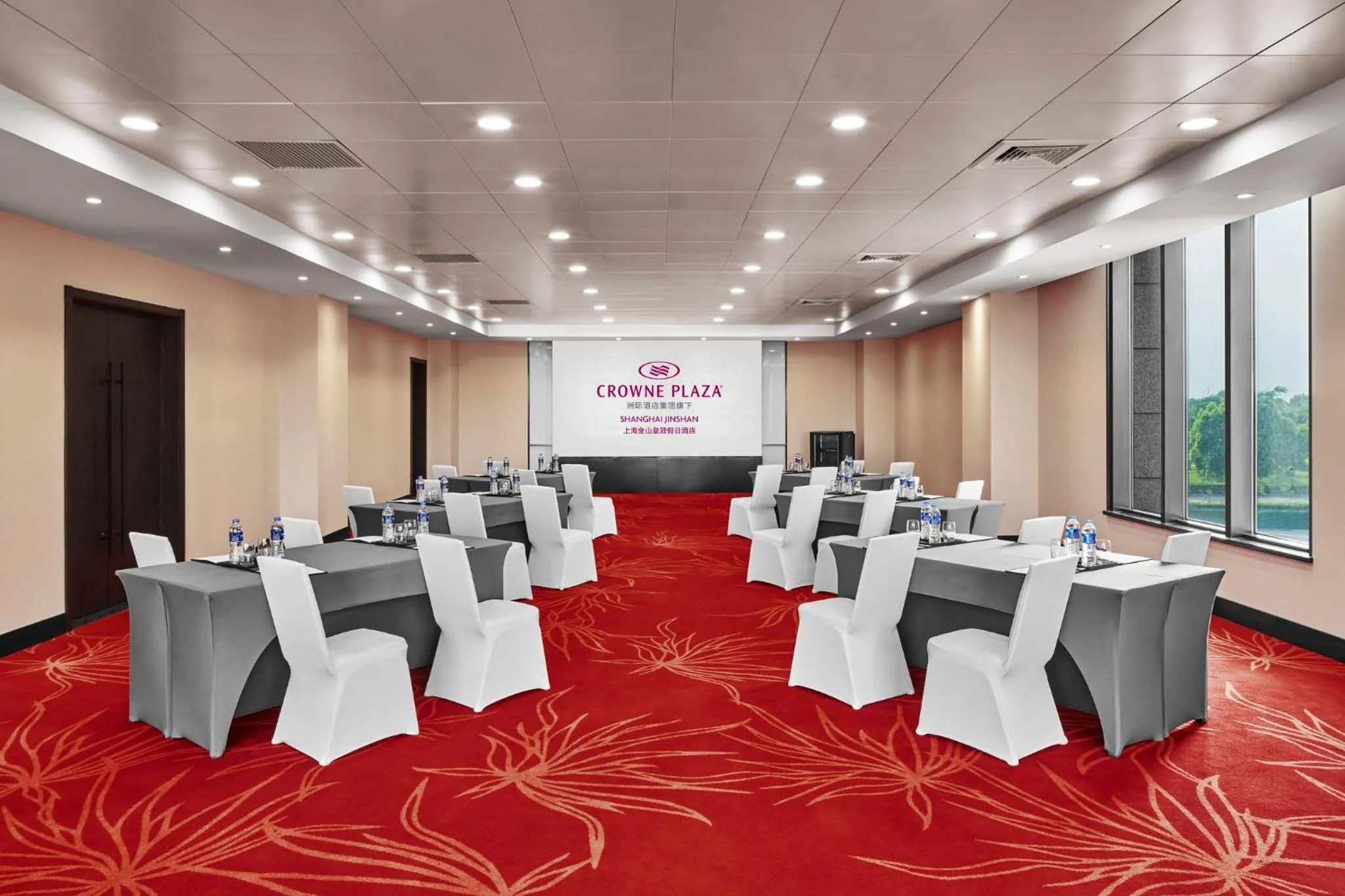 Meeting/conference room in Crowne Plaza Shanghai Jinshan by IHG