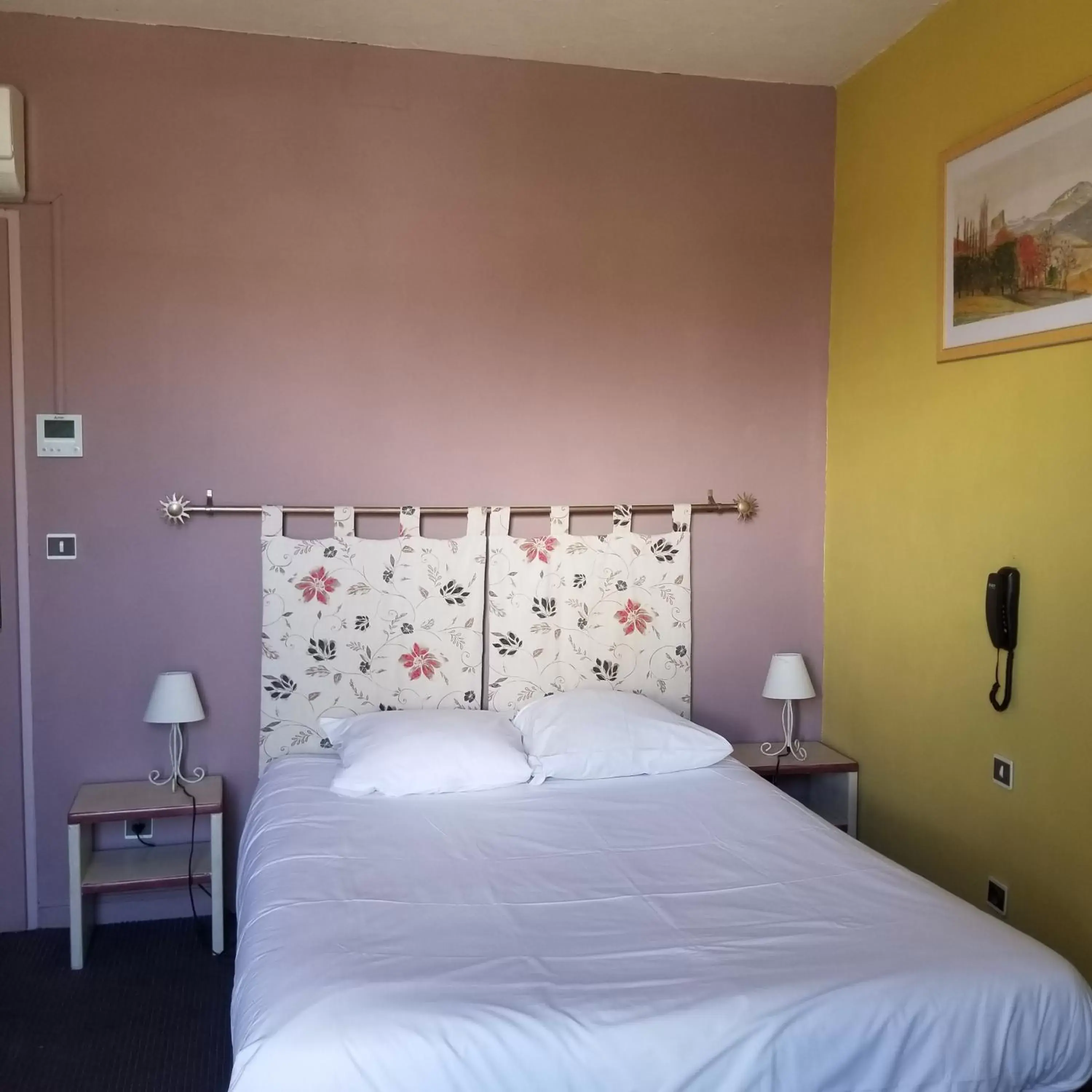 Bedroom, Bed in L'Hôtel du Terreau Logis de France