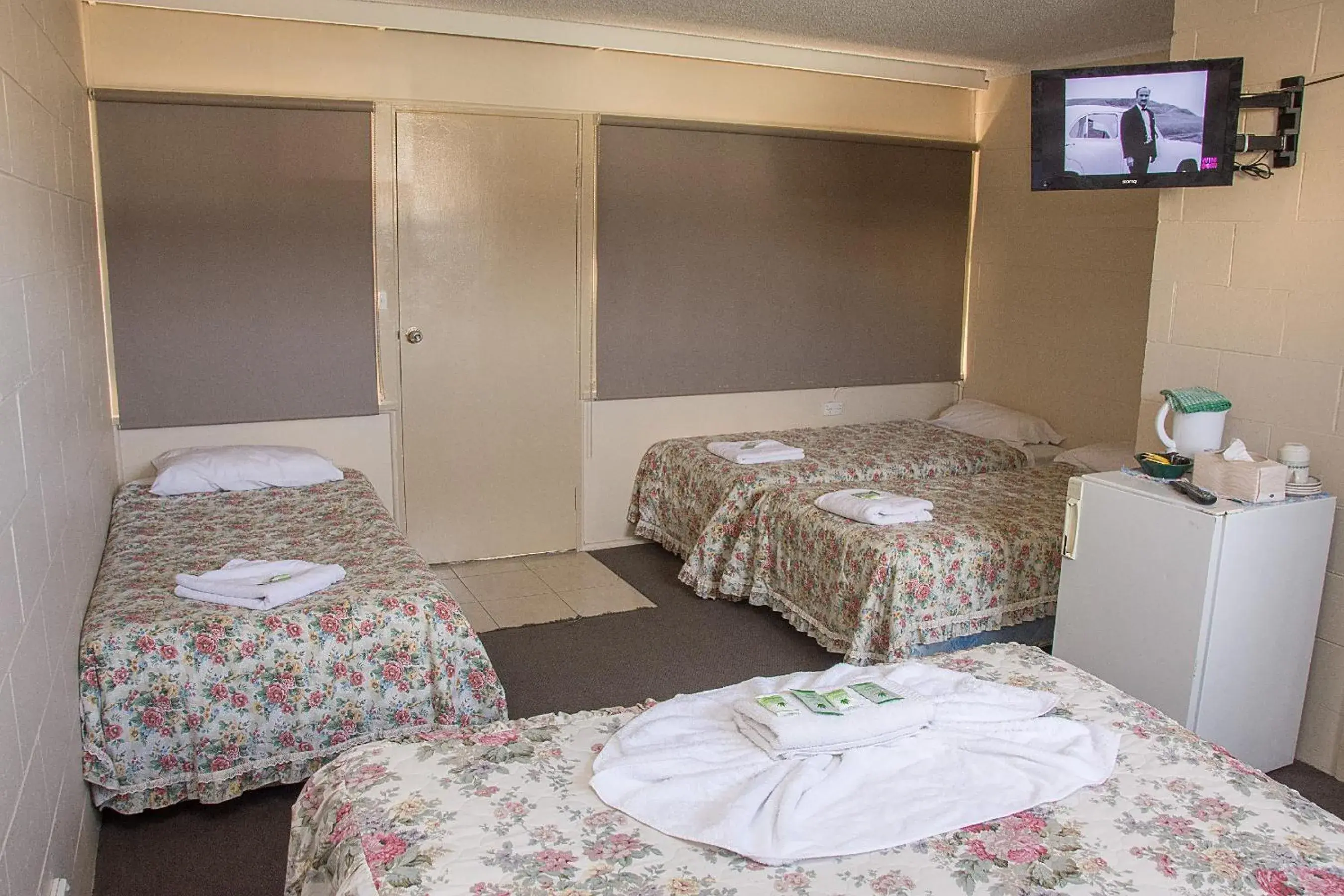 Photo of the whole room, Bed in The Swiss Motel