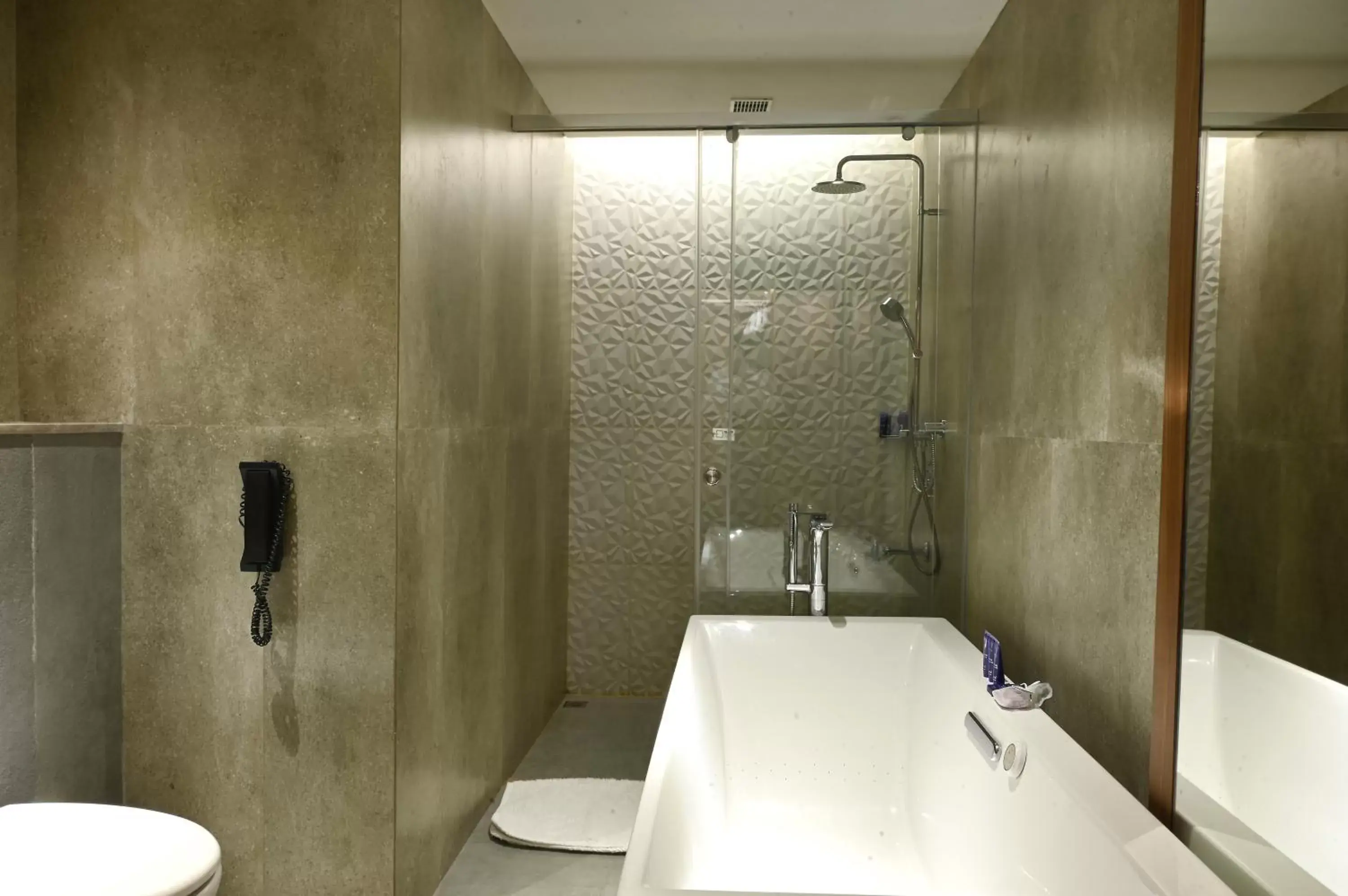 Bath, Bathroom in Vivanta Kolkata EM Bypass