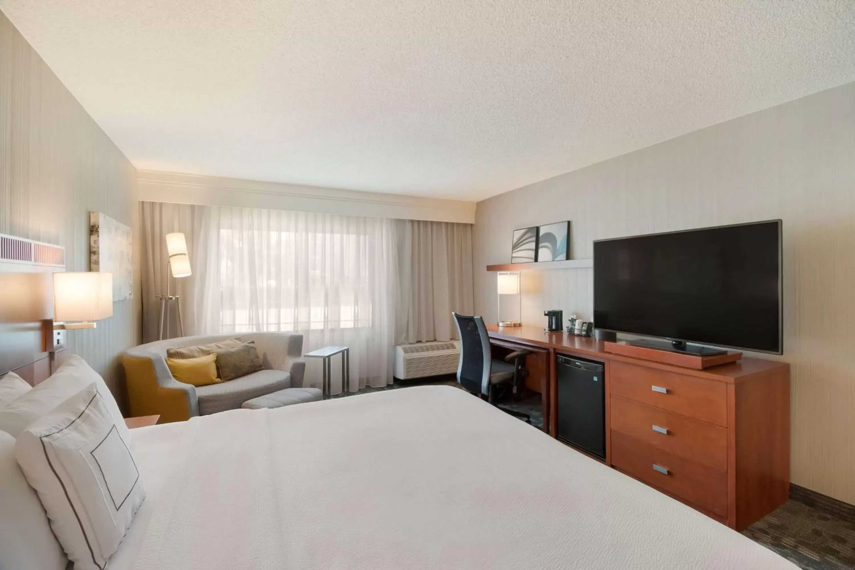 Bedroom, TV/Entertainment Center in Sonesta Select Huntington Beach Fountain Valley