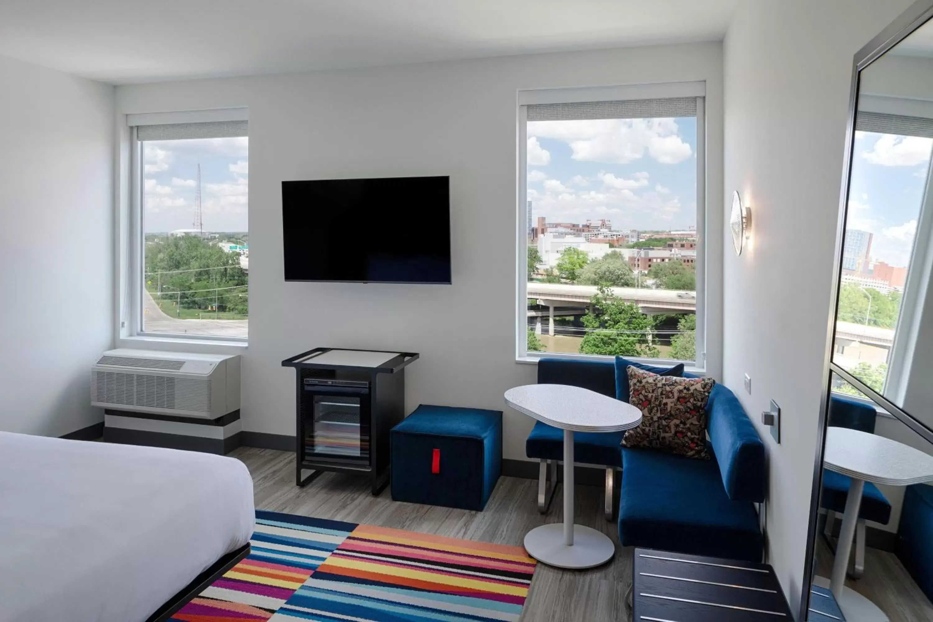 Photo of the whole room, TV/Entertainment Center in Aloft Columbus