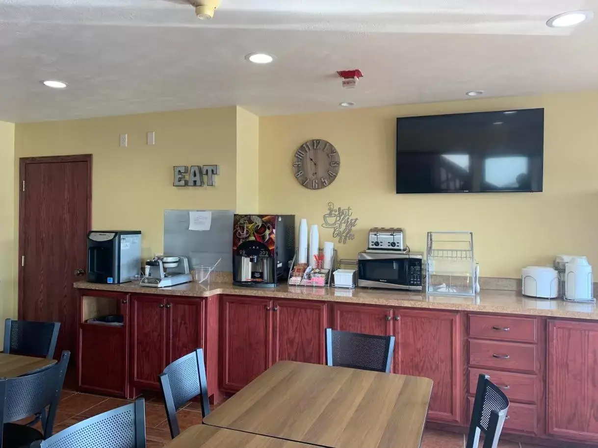 Continental breakfast, TV/Entertainment Center in Heartland Hotel & Suites