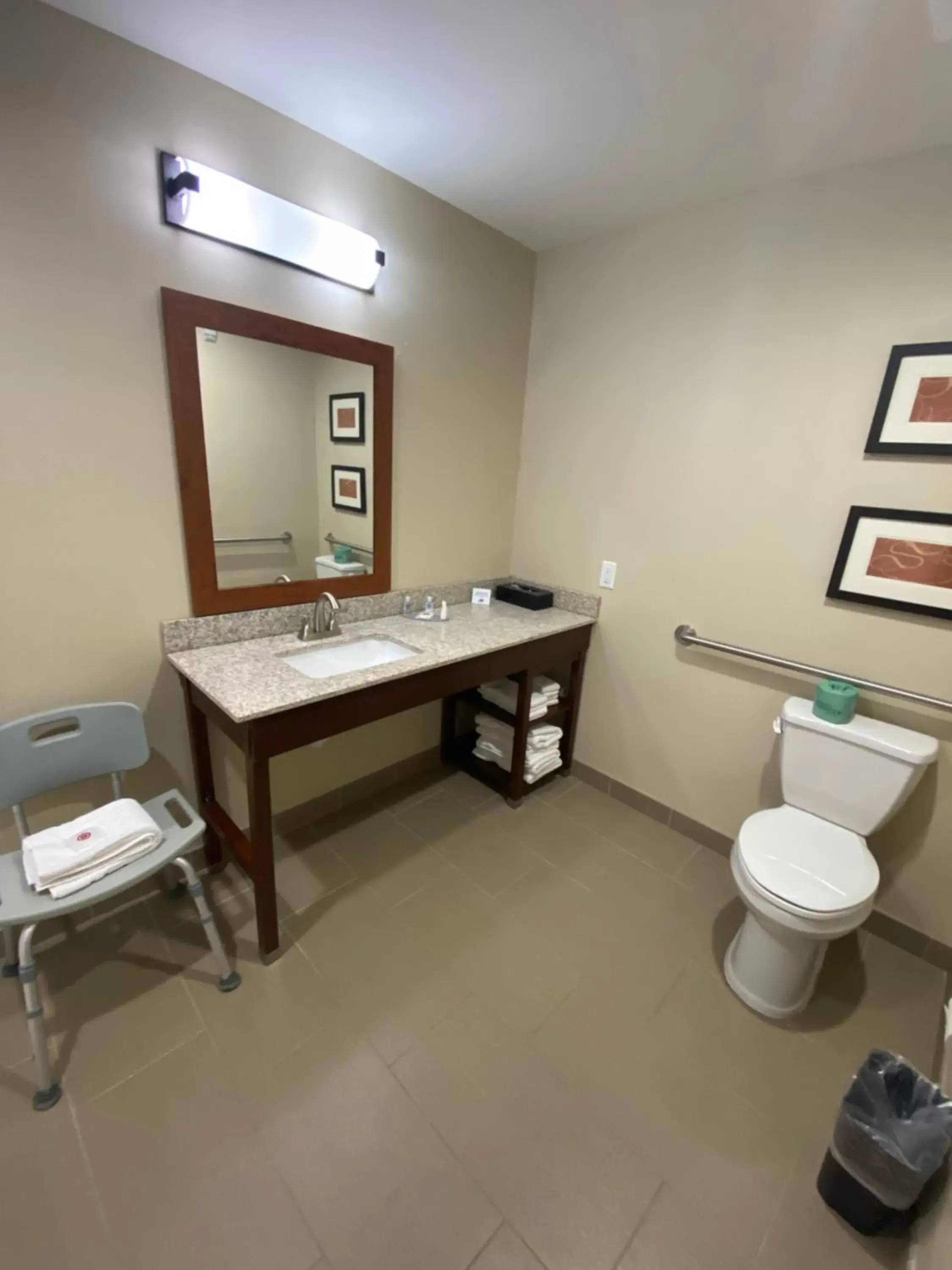 Bathroom in Comfort Suites West Omaha