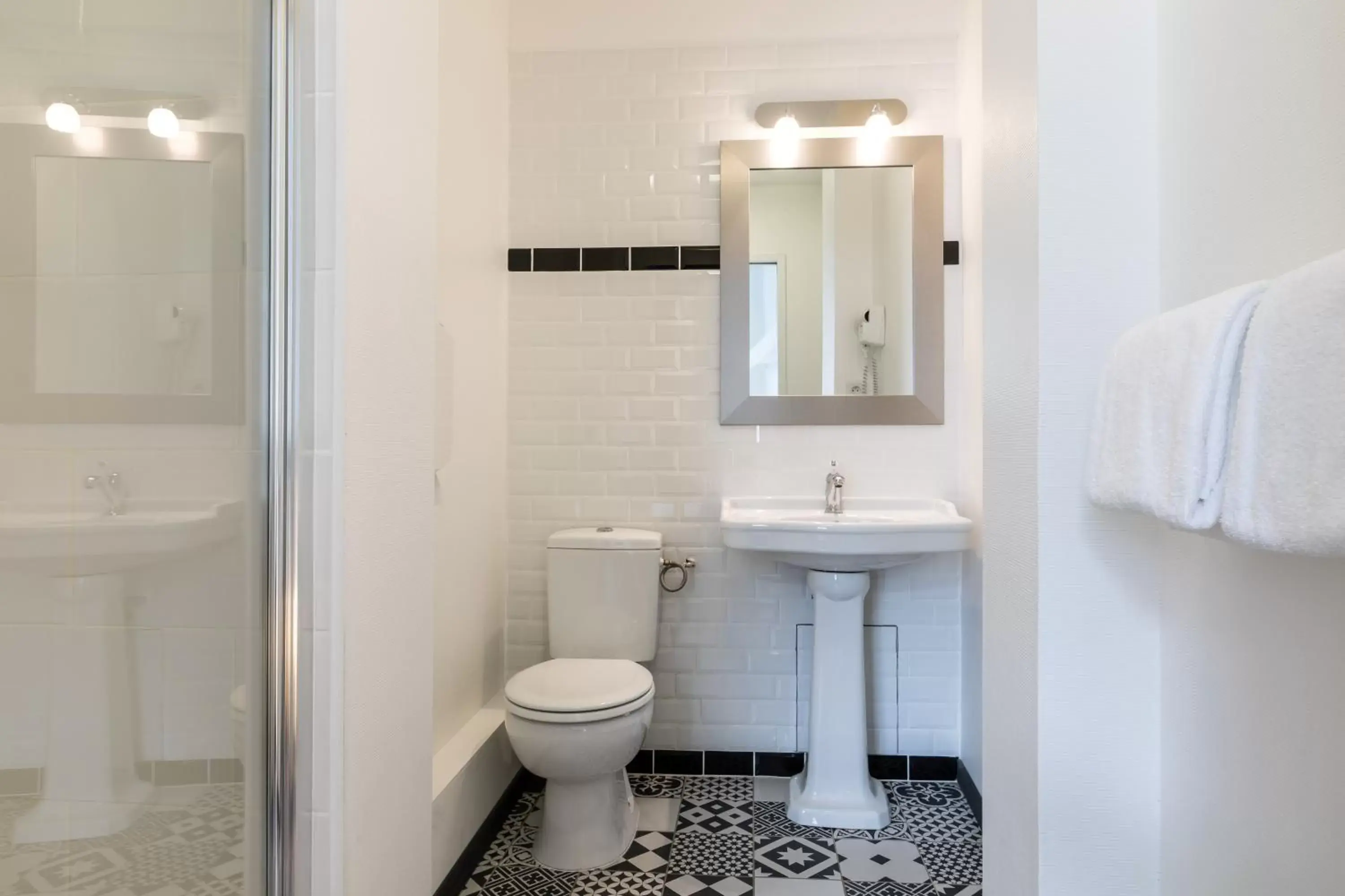 Shower, Bathroom in Hôtel Saint Maurice