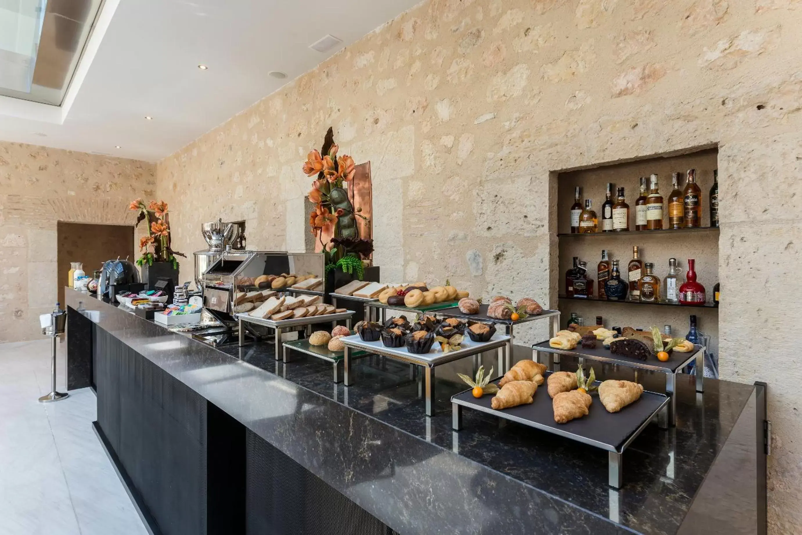 Food and drinks in Áurea Convento Capuchinos by Eurostars Hotel Company