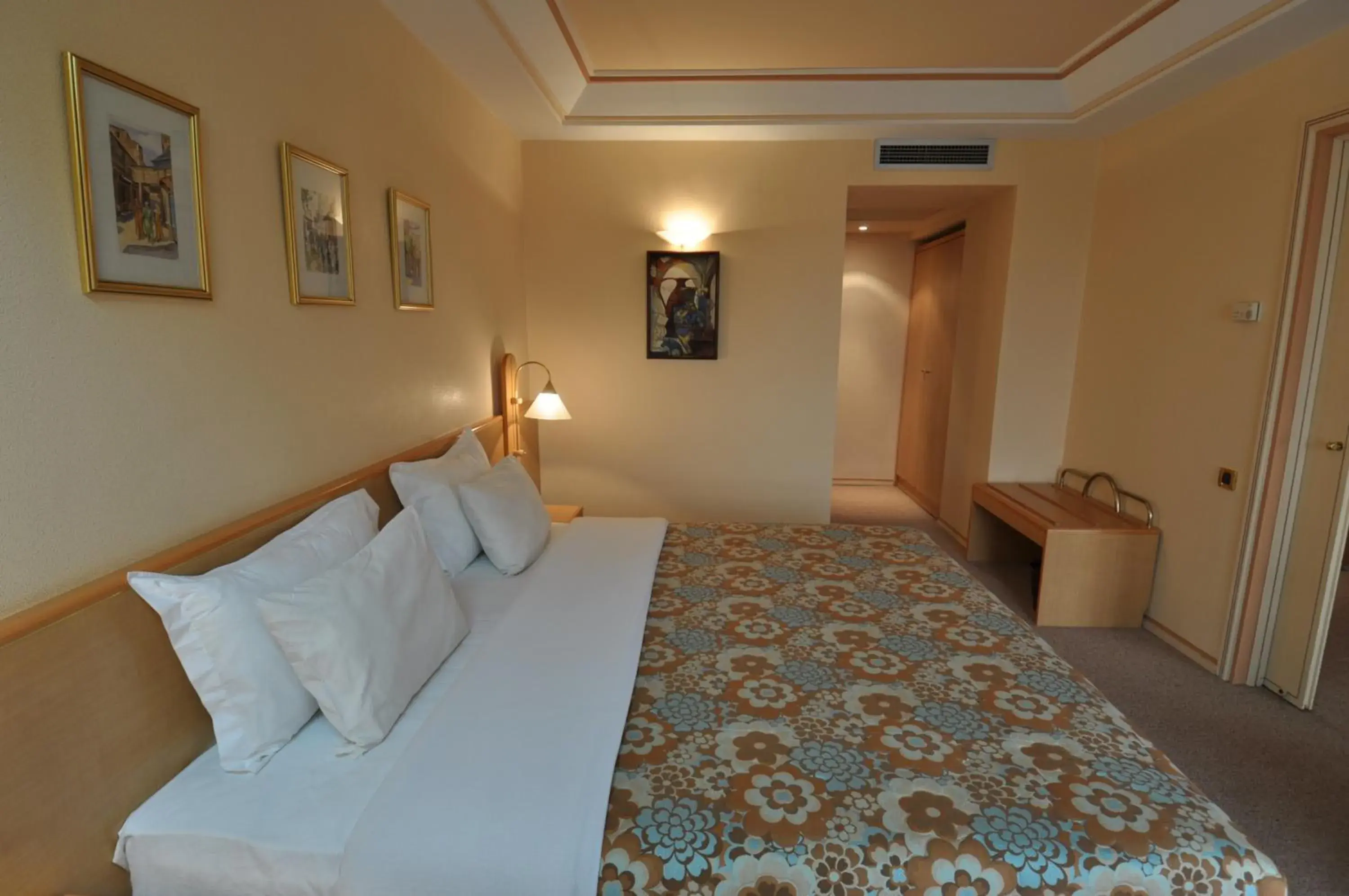 Photo of the whole room, Bed in Hôtel Wassim