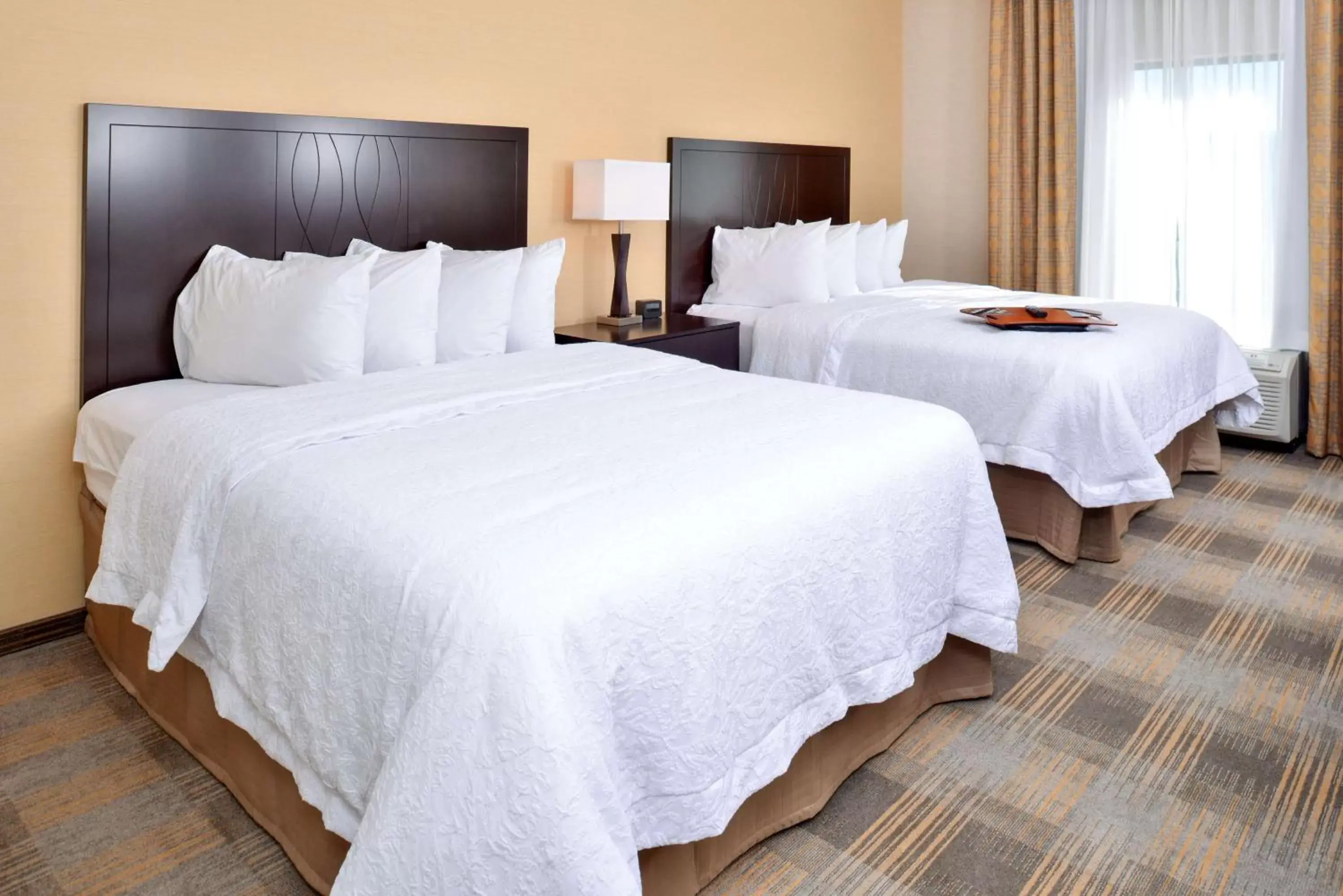 Bed in Hampton Inn & Suites California University-Pittsburgh