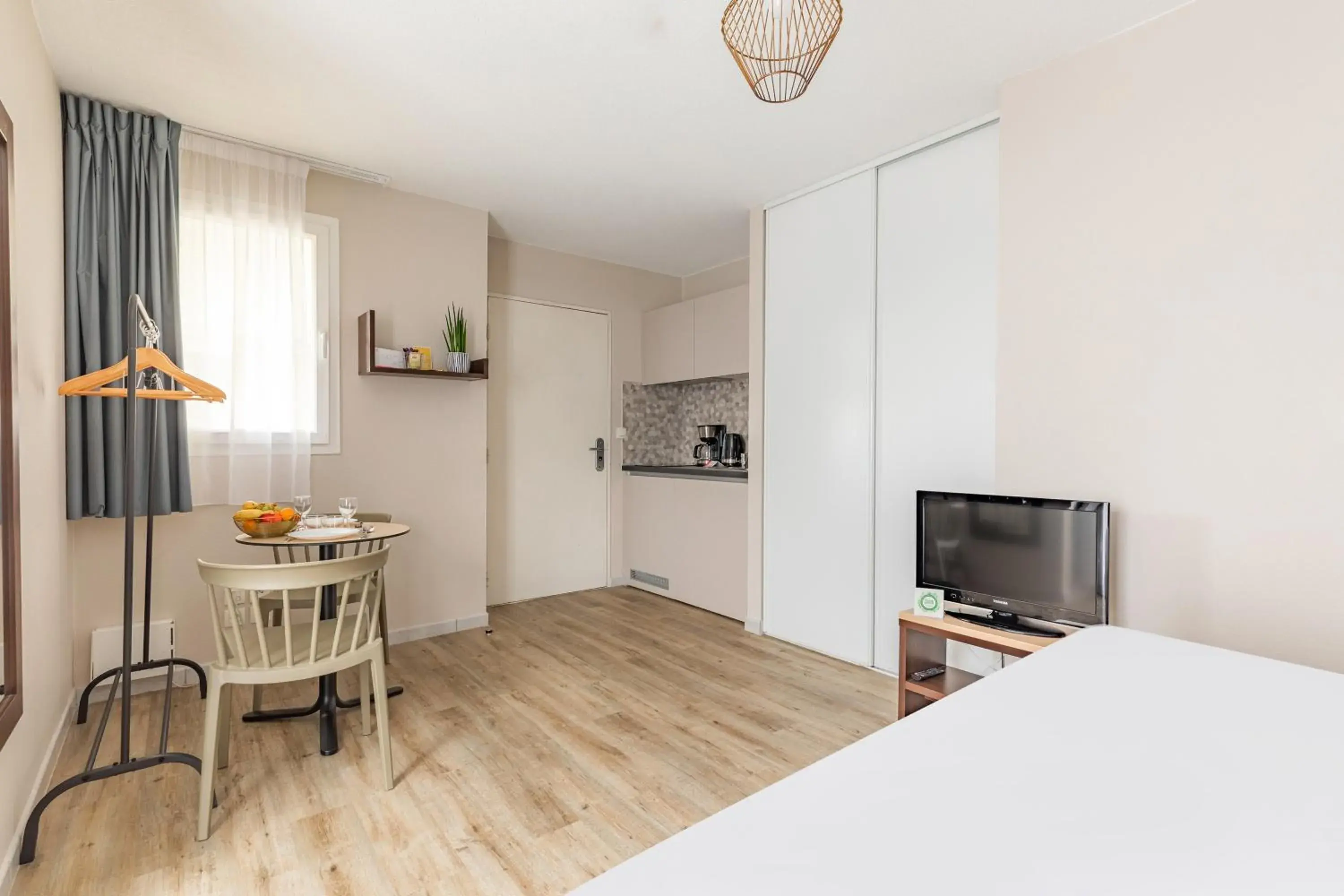 Bed, Dining Area in Park & Suites Village Toulouse-Colomiers