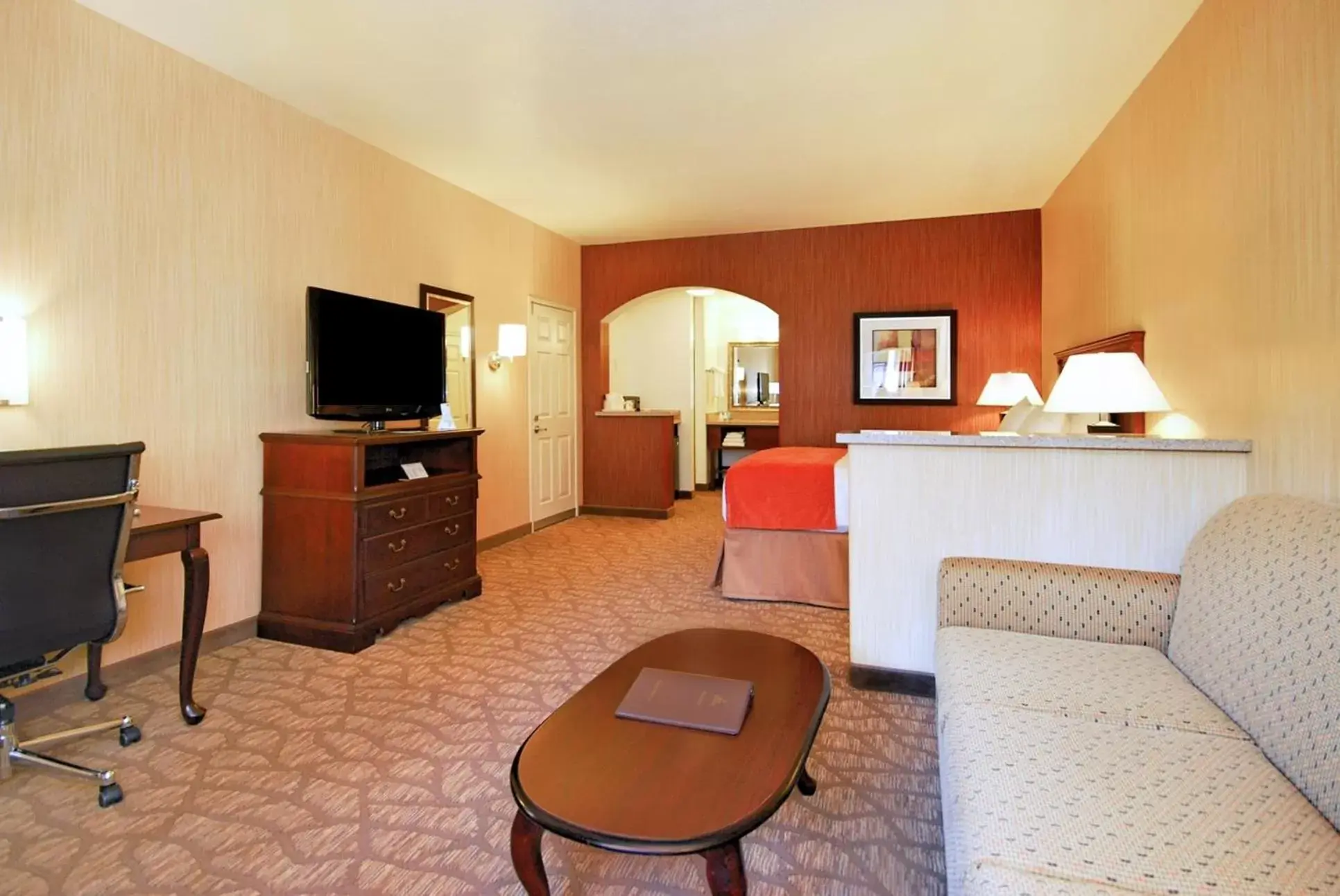 Photo of the whole room, Seating Area in Best Western San Dimas Hotel & Suites