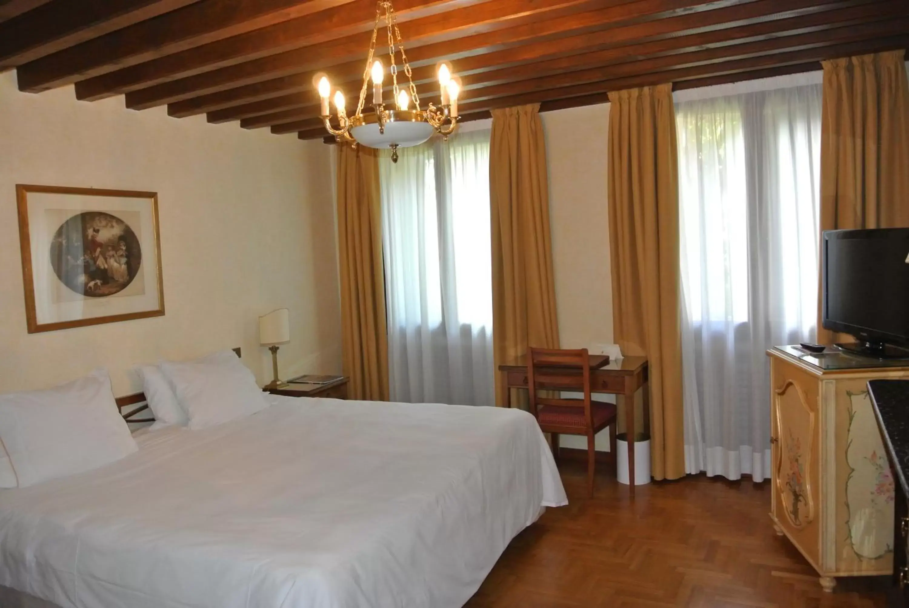 Photo of the whole room, Bed in Hotel Villa Cipriani